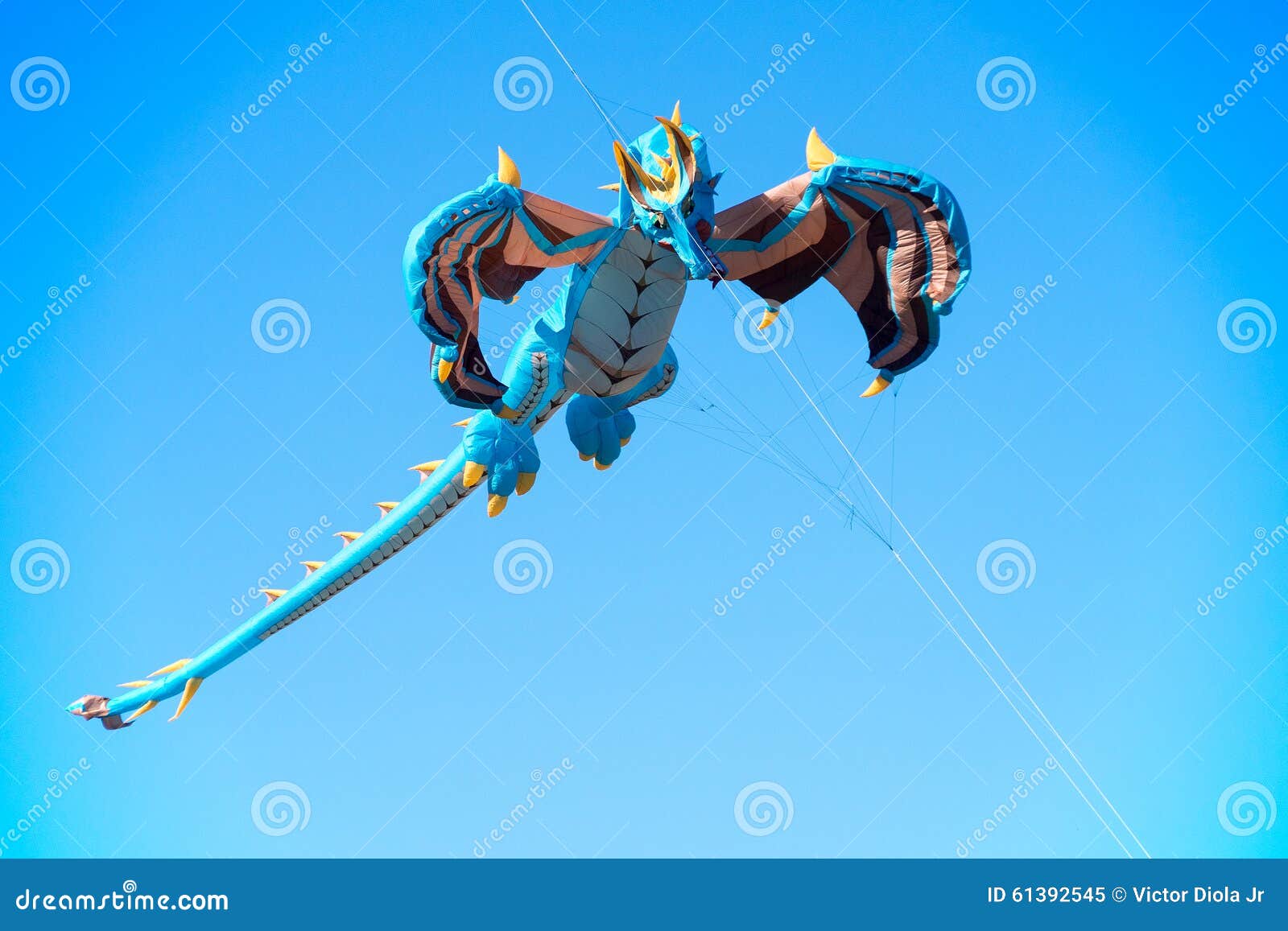 Vuelo Dragon Kite imagen de archivo. Imagen de actividad 61392545