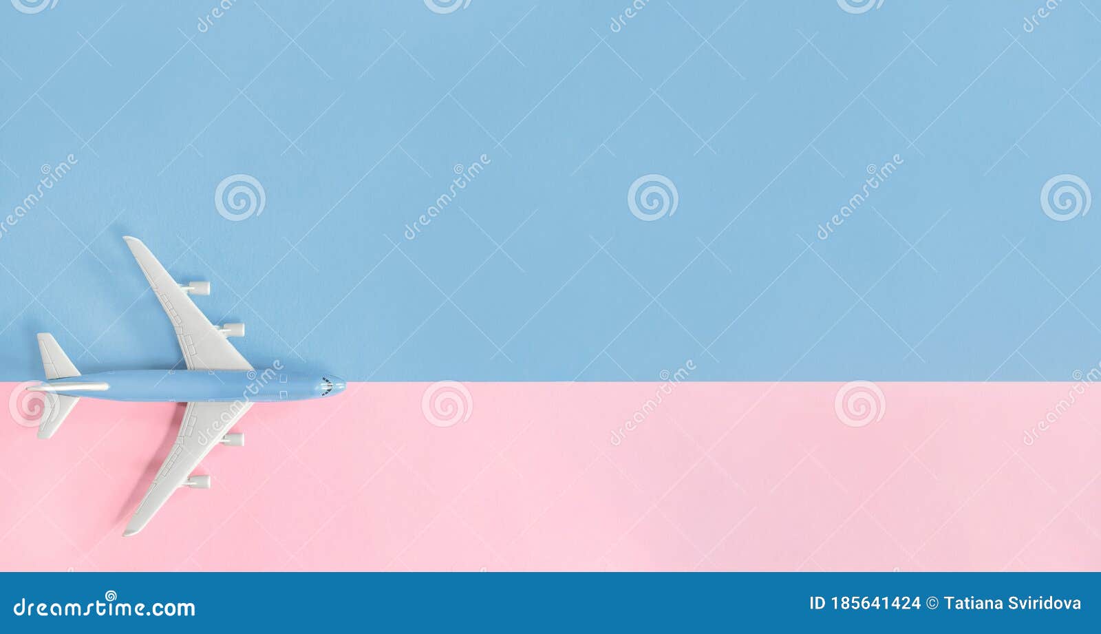 siete y media cebra Asesinar Vuelos Y Viajes. Avión De Juguete Azul Sobre Fondo Azul Y Rosa Foto de  archivo - Imagen de transporte, lindo: 185641424