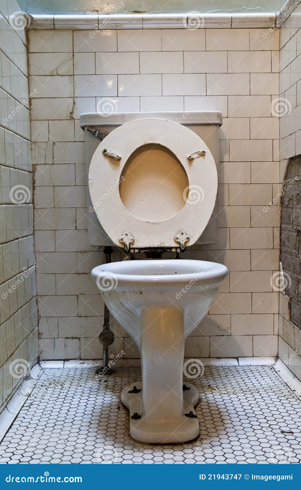 Vuil oud toilet stock afbeelding. Image of onhygiënisch 21943747