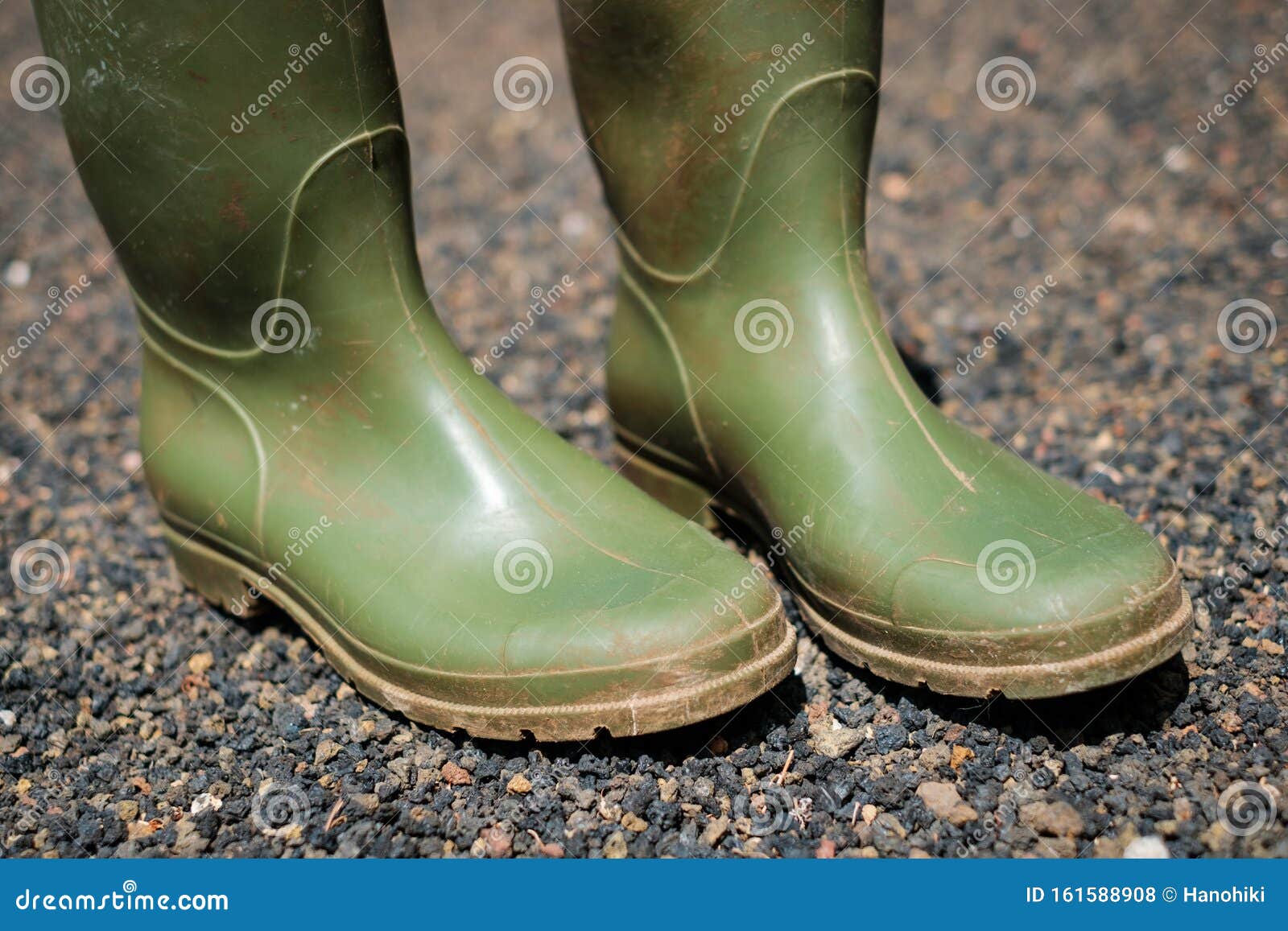 Vuile Groene Rubberlaarzen in De Tuin Stock Foto - Image buiten, paar: 161588908