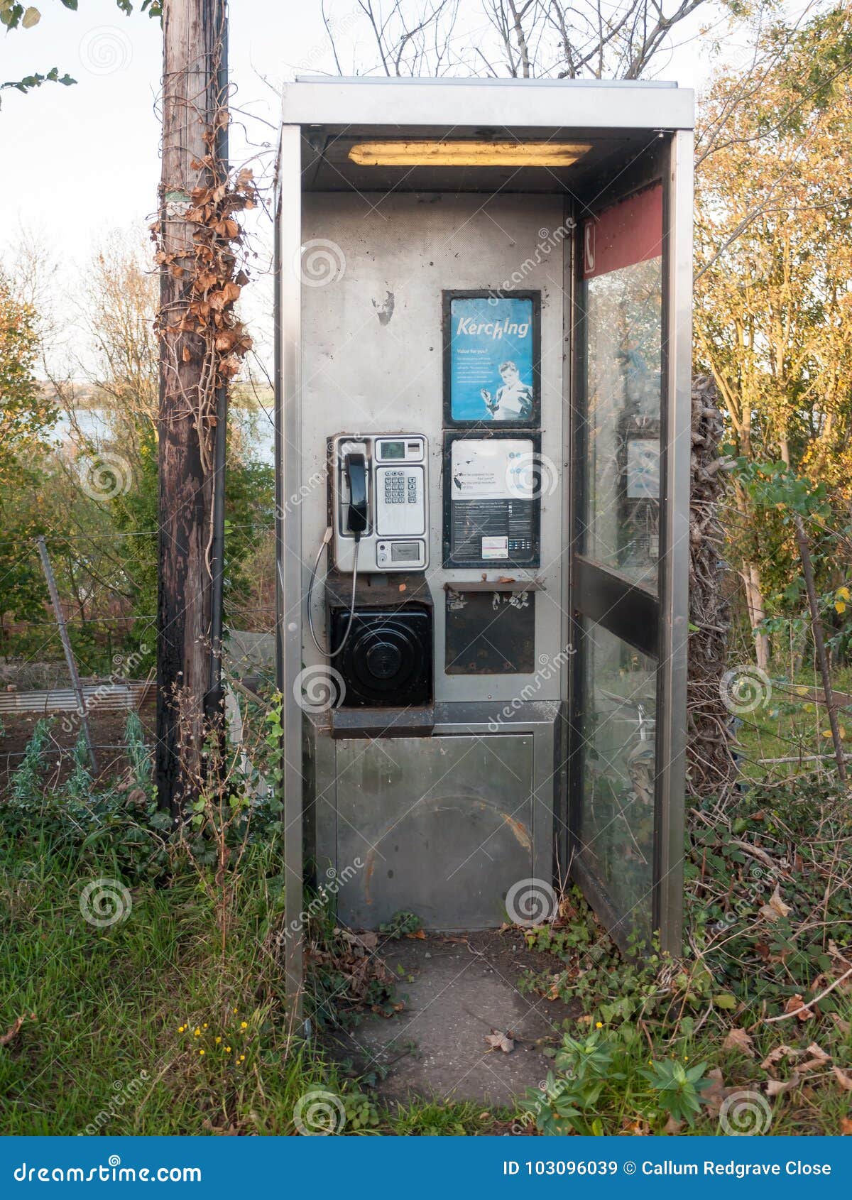 vuile-moderne-telefooncel-geen-lege-deur-mensen-103096039.jpg