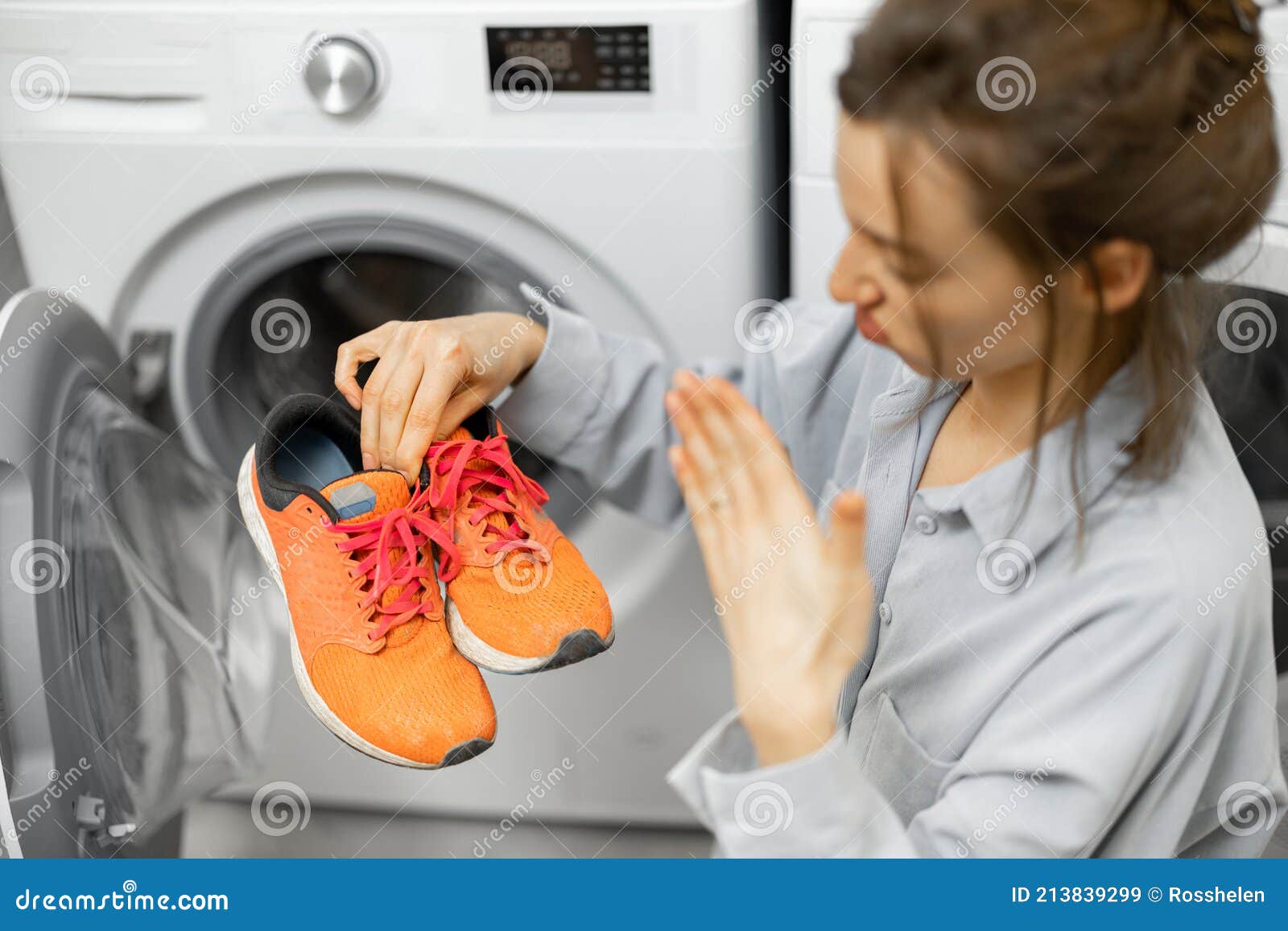 afgunst afbreken Stadion Vuile Schoenen Wassen in De Wasmachine Stock Afbeelding - Image of  huiswerk, tennisschoenen: 213839299