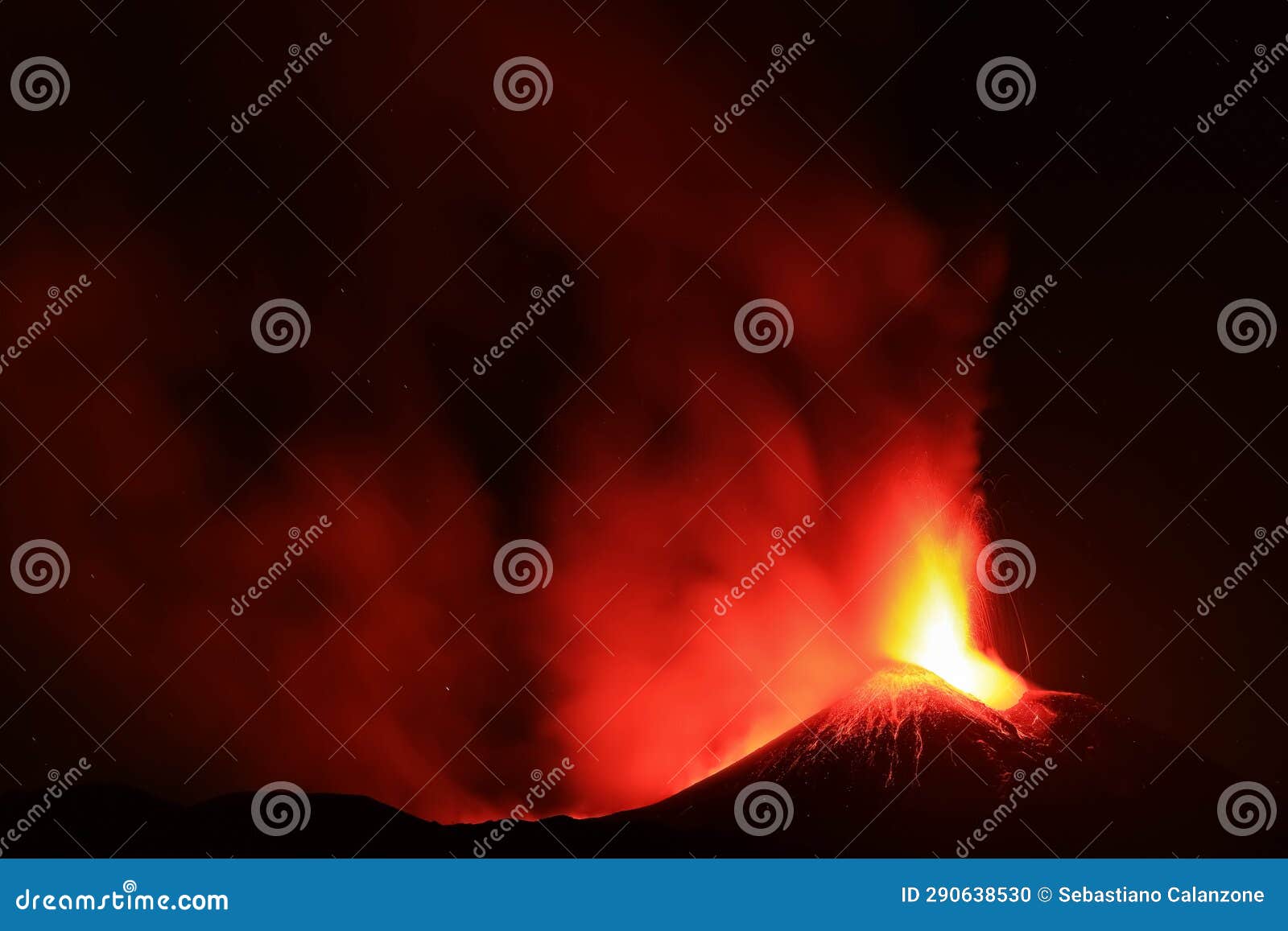 vulcano etna durante un eruzione con esplosione di lava dal cratere