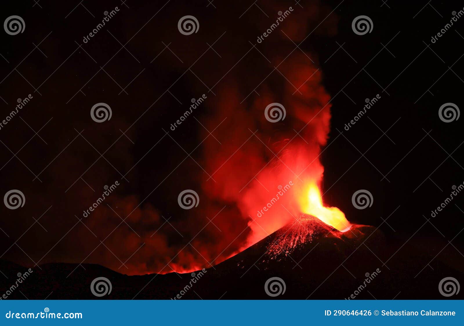 etna in eruzione durante la notte con sfondo scuro del cielo notturno panoramica del vulcano di sicilia: