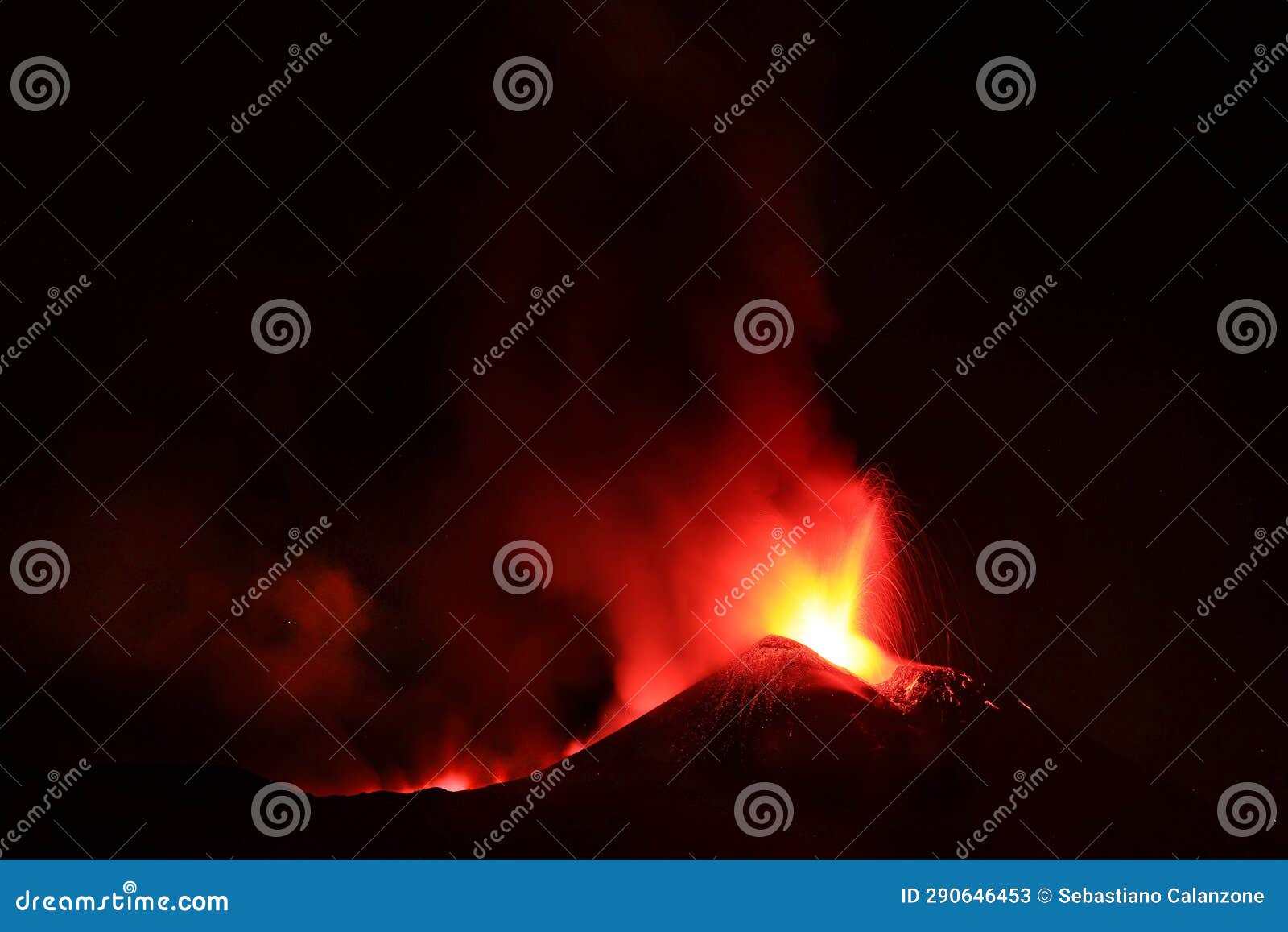 panoramica del vulcano di sicilia: etna in eruzione durante la notte con sfondo scuro del cielo notturno