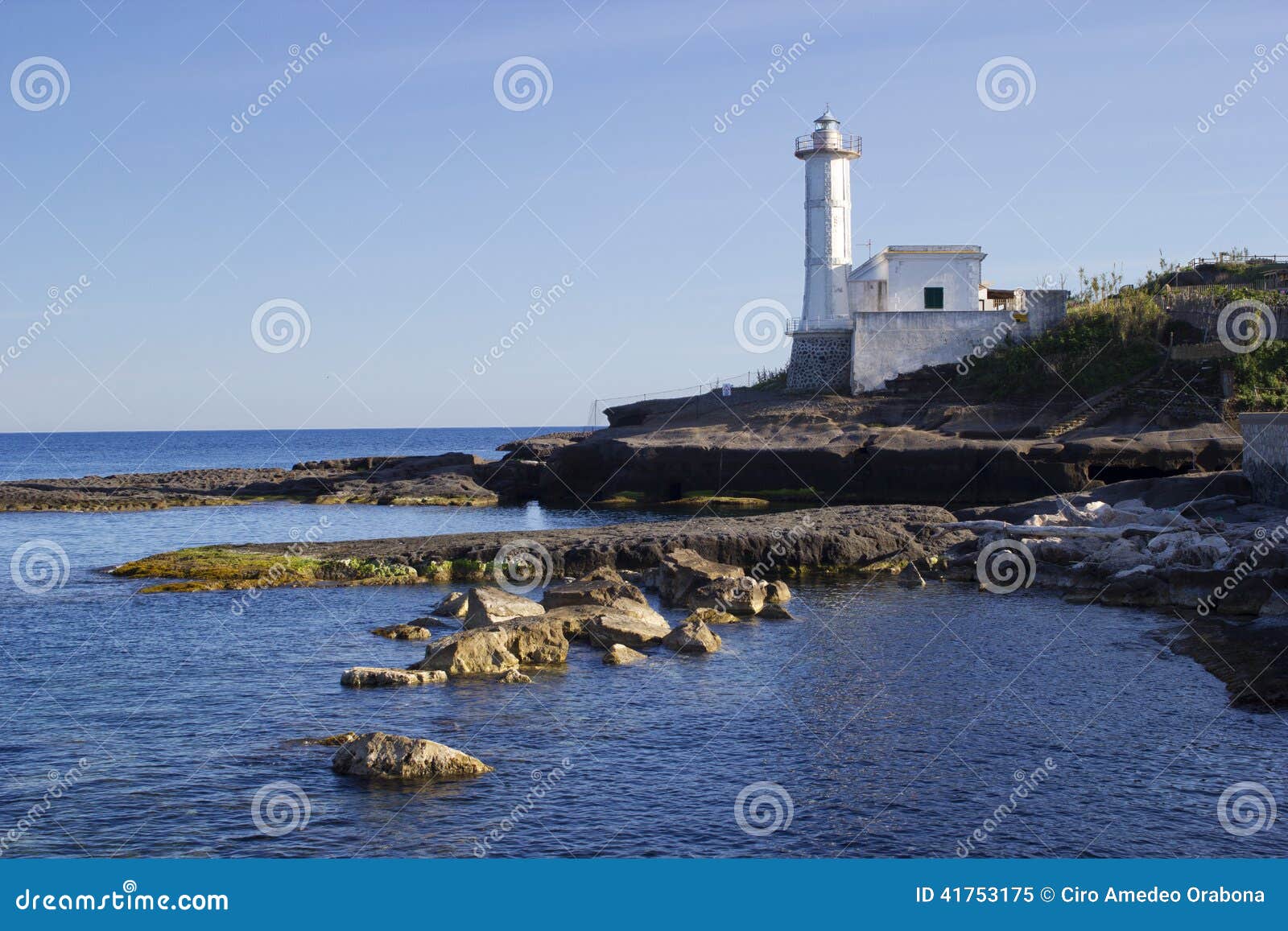 Vuurtoren in ventotene. Vuurtoren aan oude roman haven in ventotene