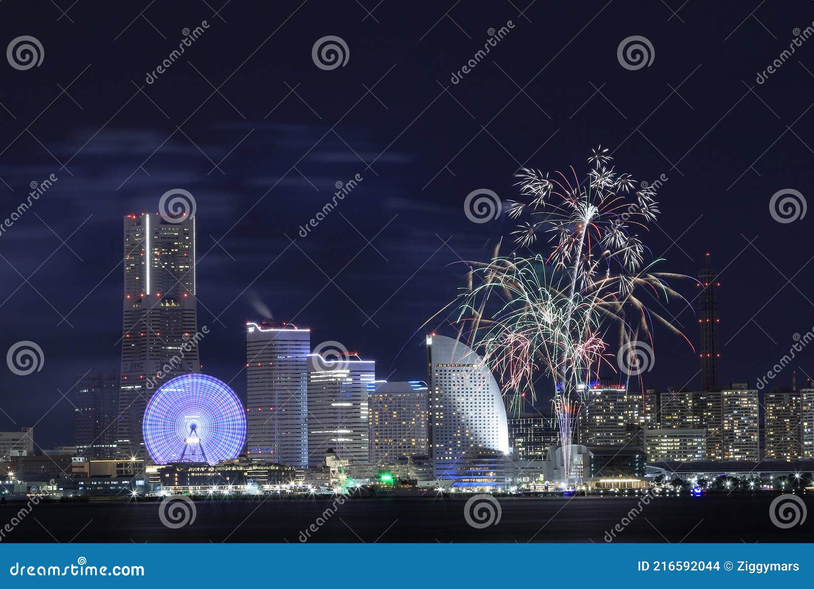 Vuurwerk In Yokohama Kanagawa Japan Redactionele Stock Afbeelding - Image  Of Observatie, Zomer: 216592044