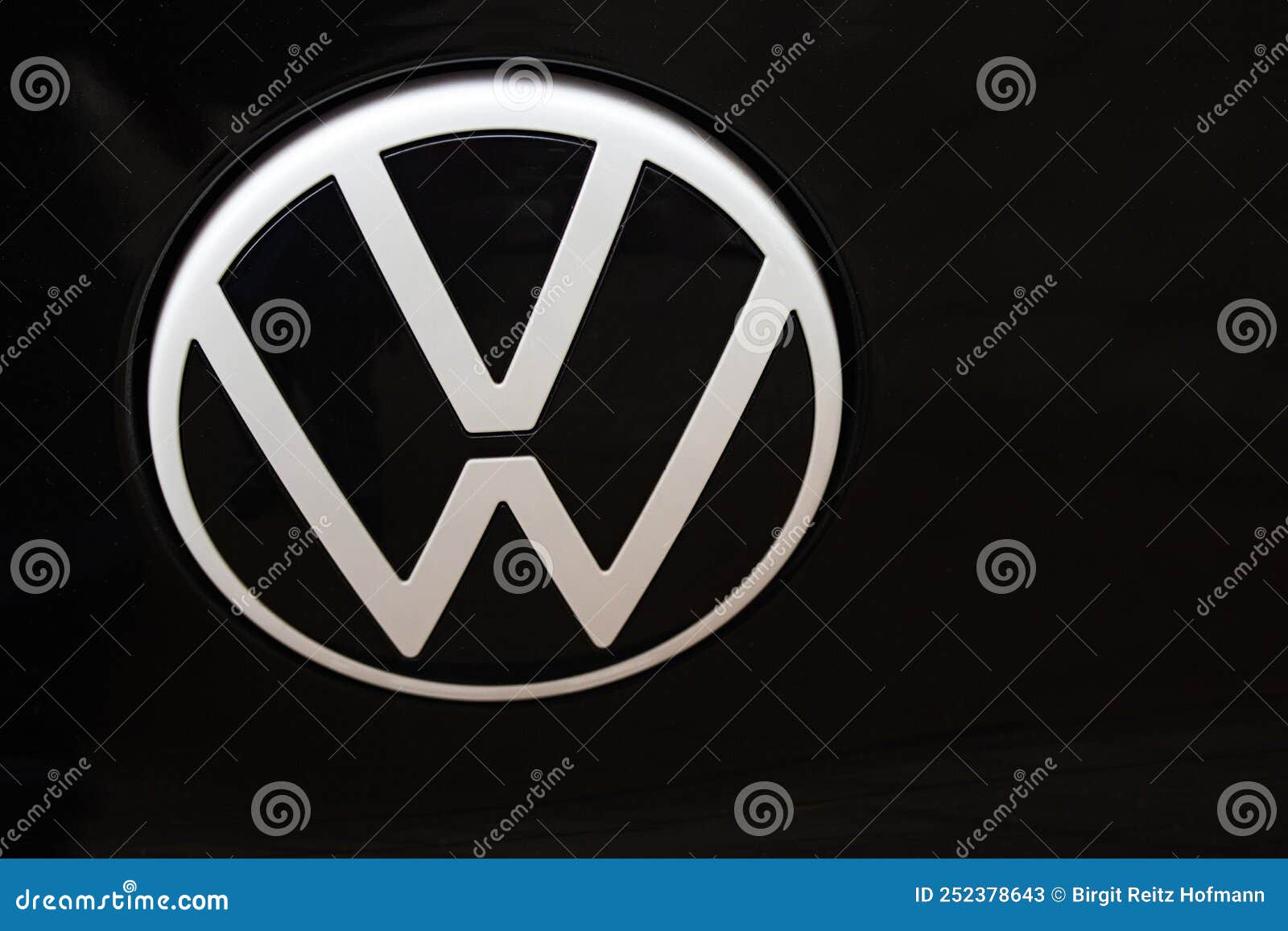 VW-Logo auf schwarz redaktionelles stockfoto. Bild von betrügen - 252378643