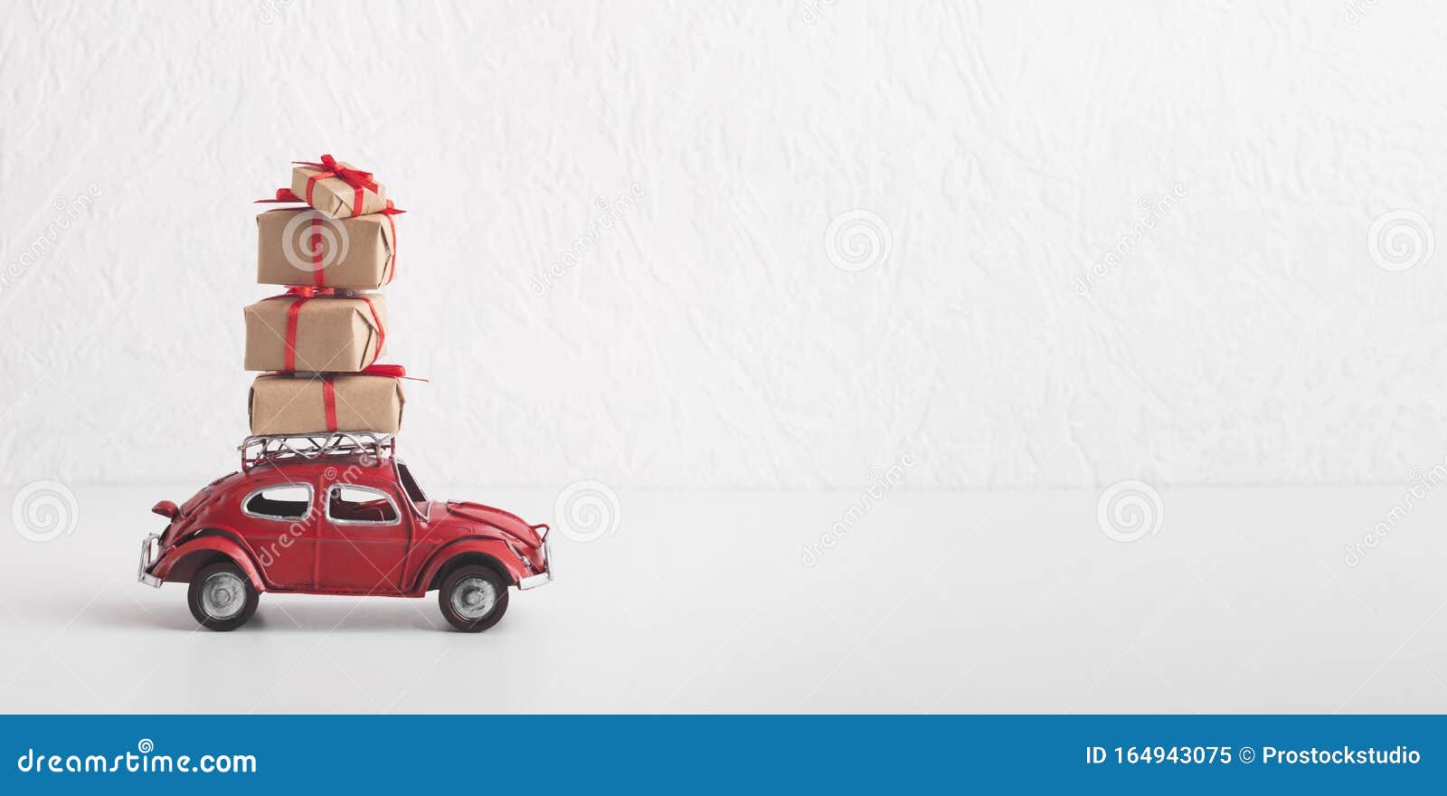 VW-Wagen Mit VW-Käfer, Der Weihnachtsgeschenke Mit Weißer Farbe