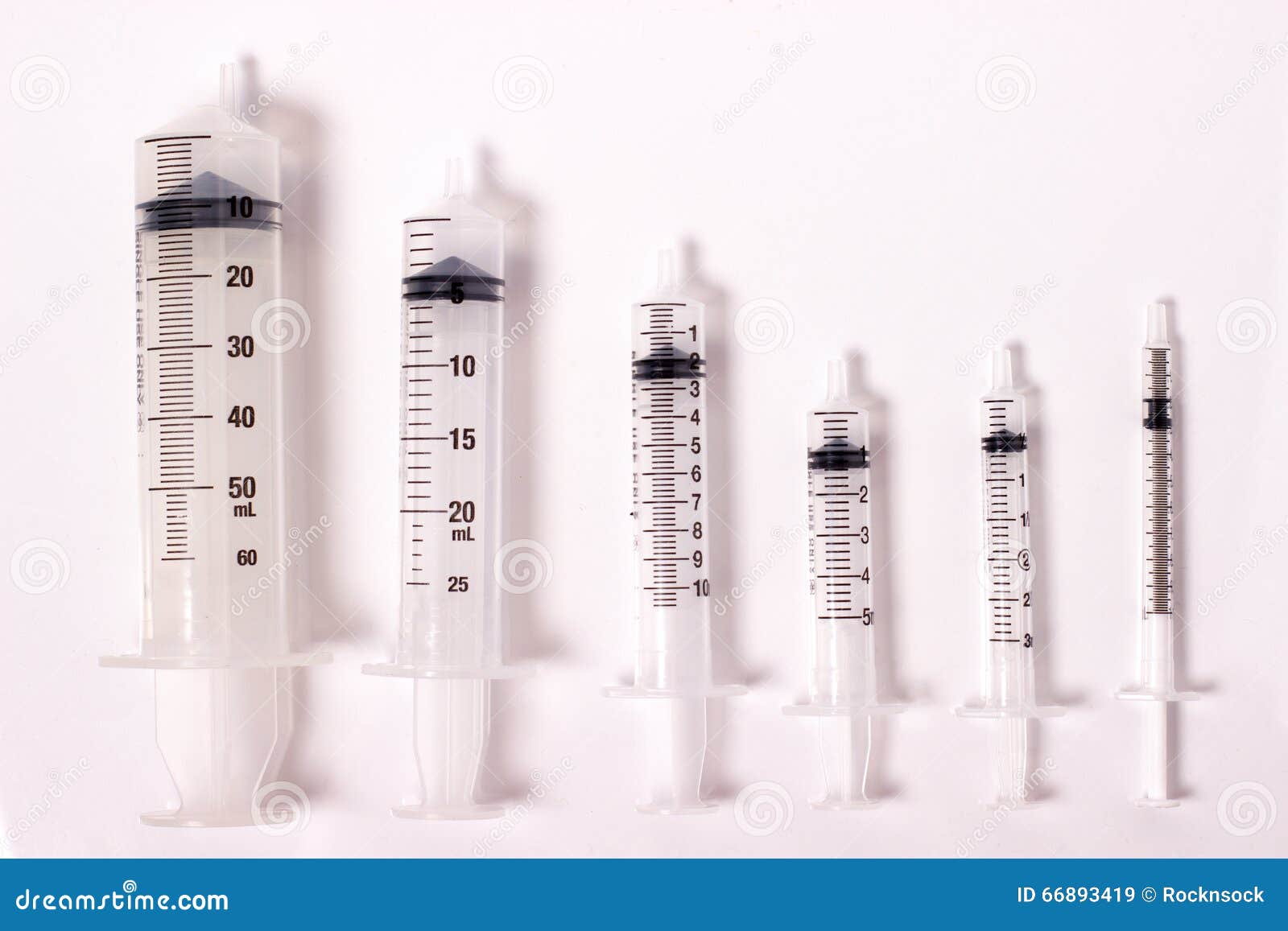 Vário tamanho das seringas imagem de stock. Imagem de isolado 66893419