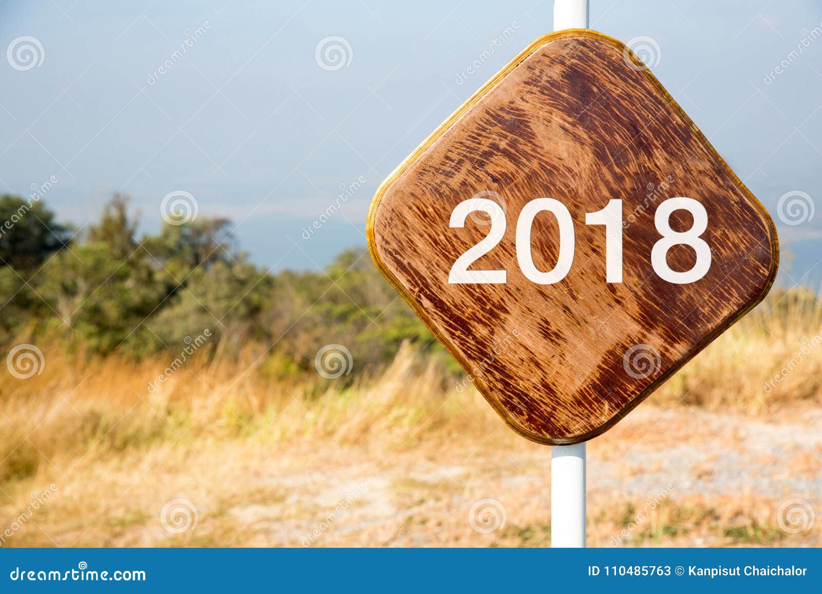 Vägmärket med 2018 på träbakgrund föreställer den nya 2018en Träbaner för nytt år 2018 på naturbakgrund mall för hälsningkortdesign för vinterferier