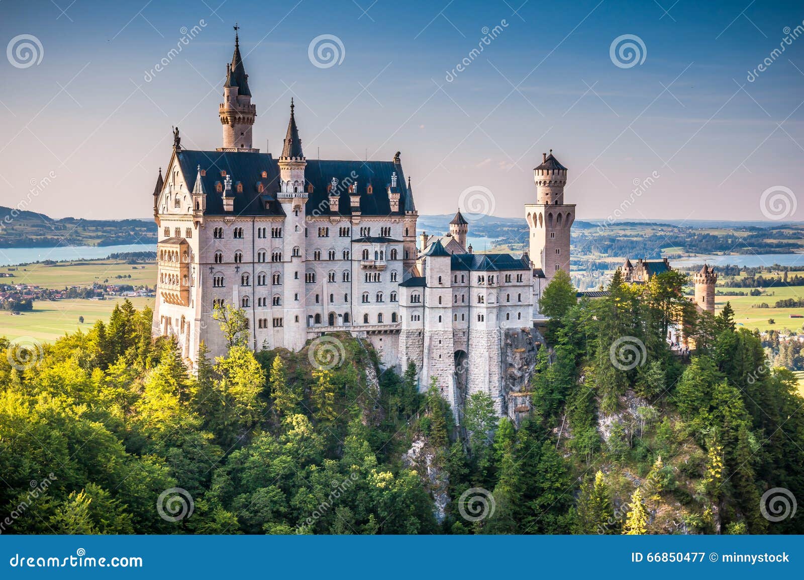 Värld-berömd Neuschwanstein slott i härligt aftonljus, Fussen, Tyskland