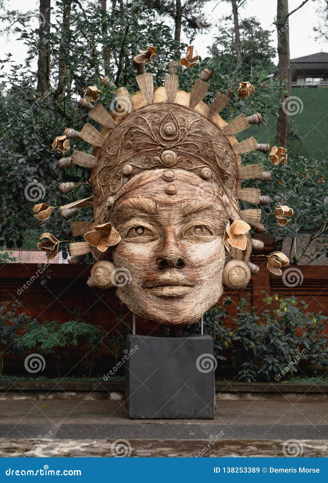 Vävd skulptur på Tirta Empul, Ubud, Bali. Vävd skulptur av en hinduisk gudinna på Tirta Empul, Ubud, Bali