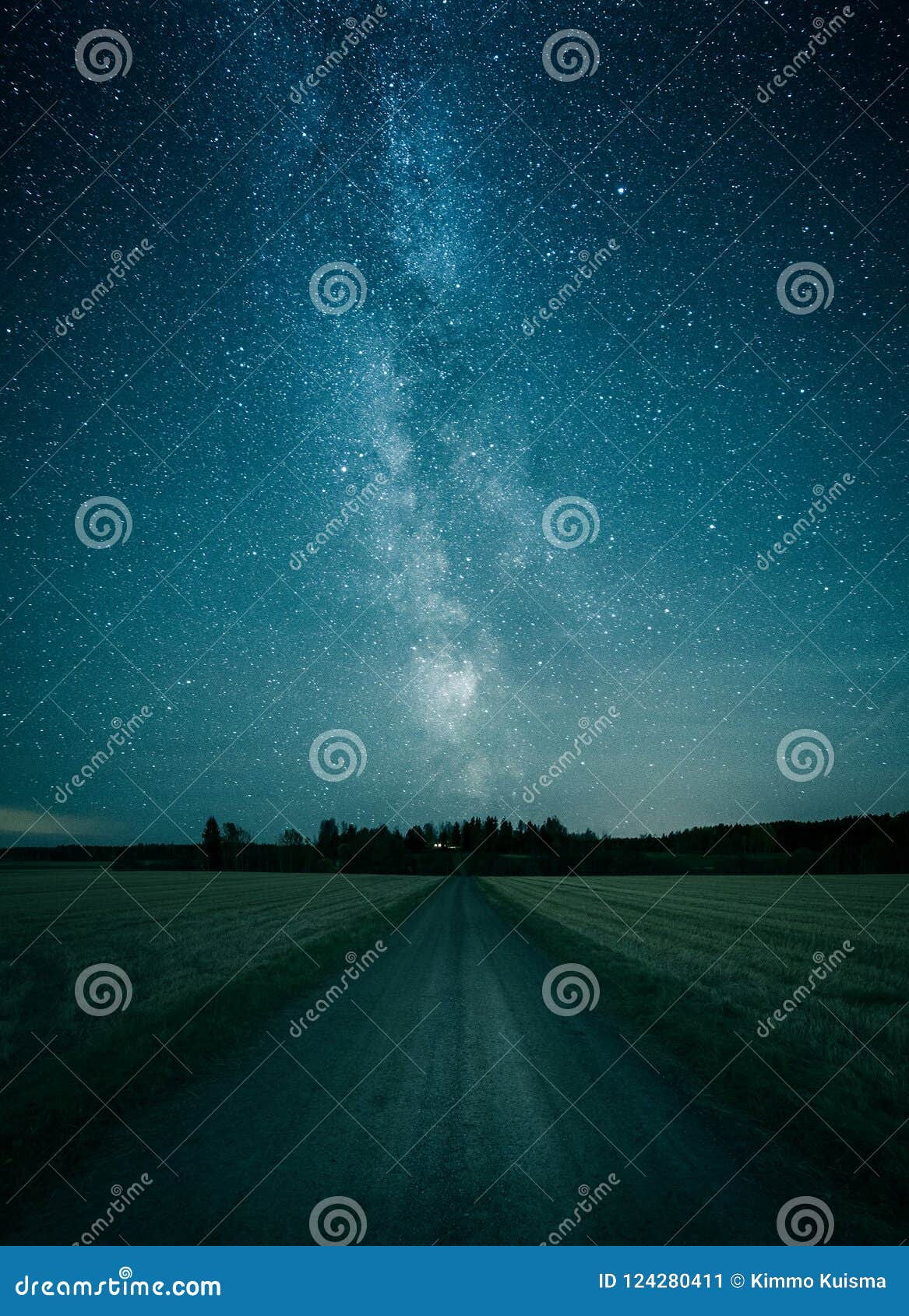 Vía láctea en la noche sobre una carretera nacional. El camino rural pacífico capturó en medio de la noche con mostrar de la vía láctea