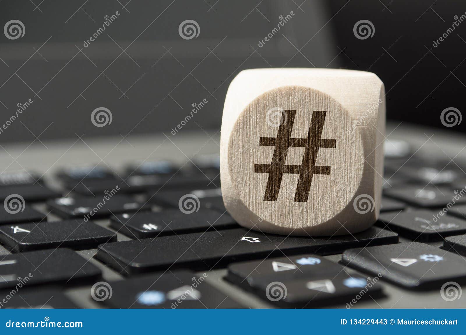 Würfel Würfeln Mit Hashtag-Symbol Auf Einer Tastatur Stockbild - Bild von  medien, tastatur: 134229443