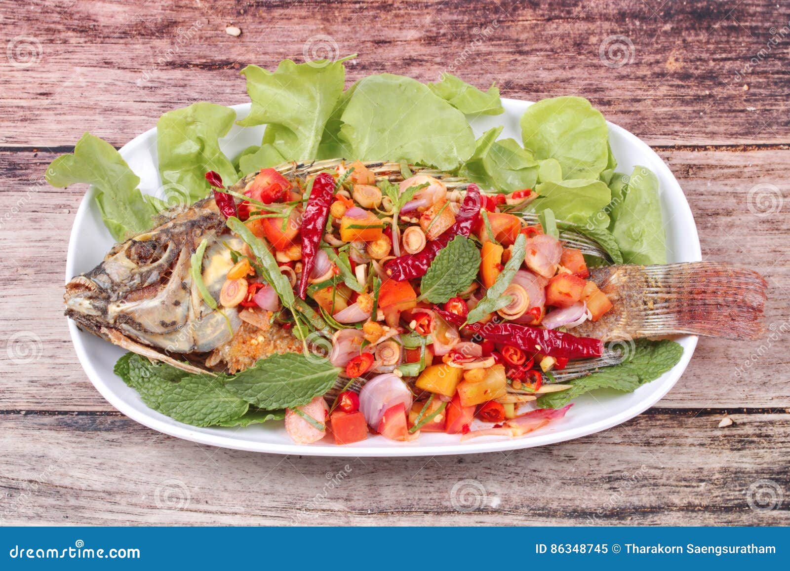 Würziger Und Saurer Gebratener Tilapia-Salat Mit Babytamarinde Verlässt ...