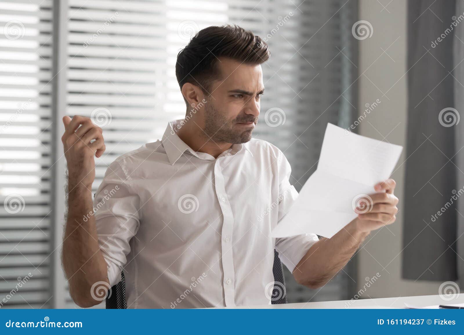 Wutend Unglucklicher Geschaftsmann Der Ein Dokument Mit Schlechten Nachrichten Erhalt Stockbild Bild Von Falsch Korrespondenz 161194237