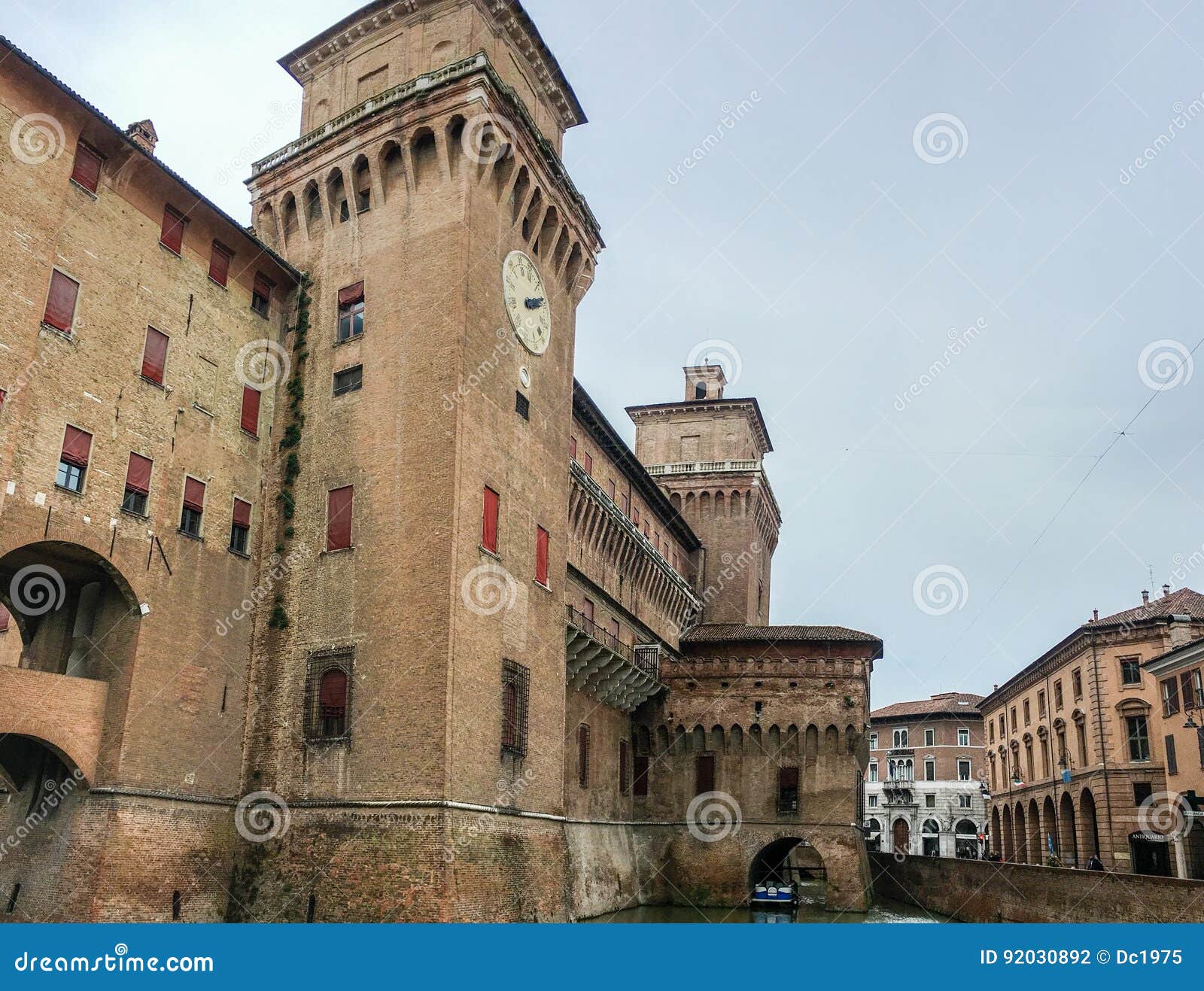 W Ferrara Estense kasztel, Włochy. Widok estense kasztel w Ferrara, Italy