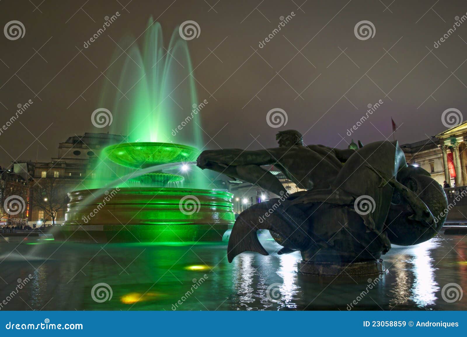 W Londyn Trafalgar kwadrat, fontanna przy noc. Fontanna przed Krajową Galerią, Trafalgar kwadrat, Londyn.