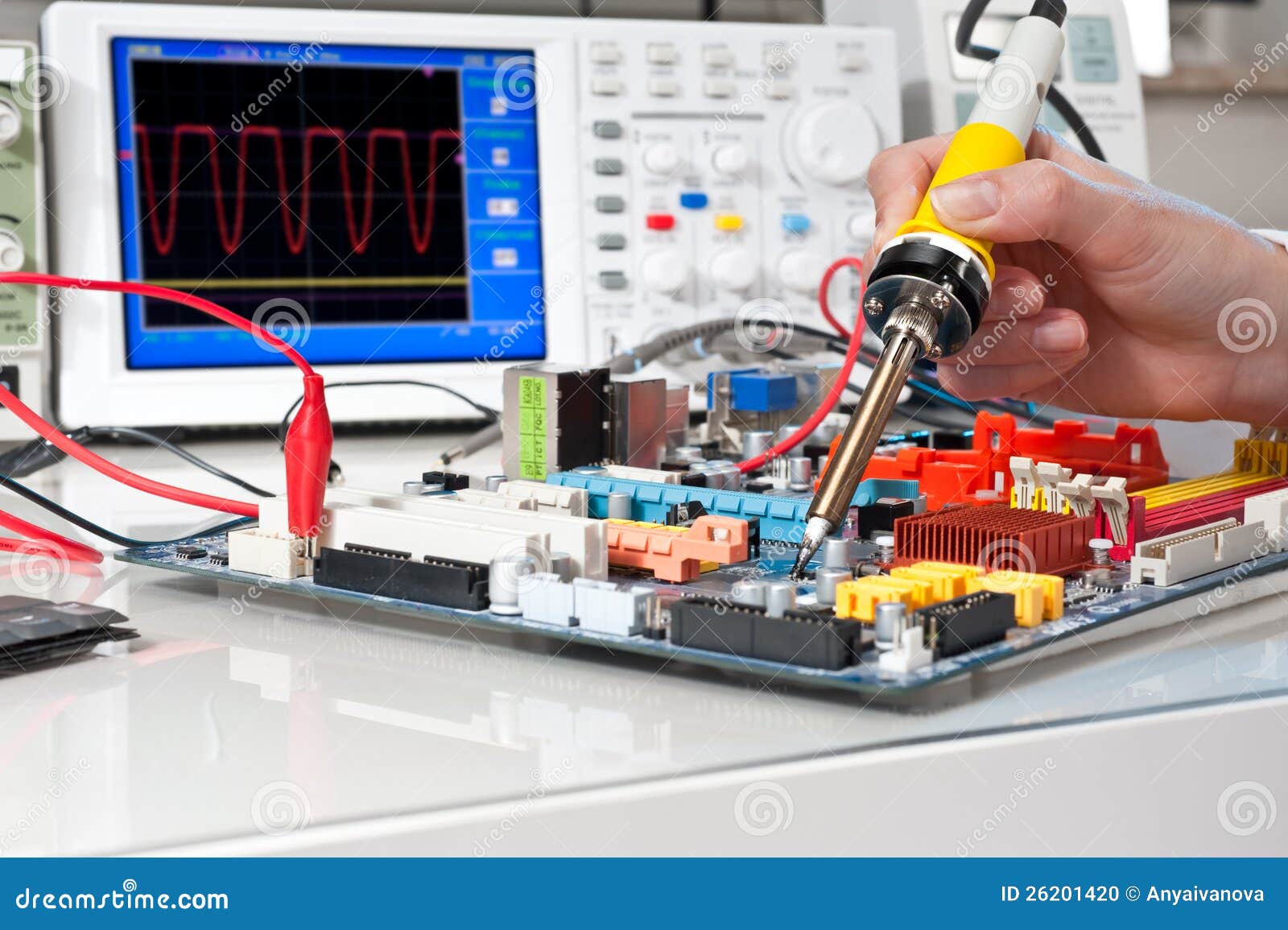 W usługowym centre sprzęt elektroniczny naprawianie. TARGET295_1_ sprzęt elektroniczny w usługowym centre