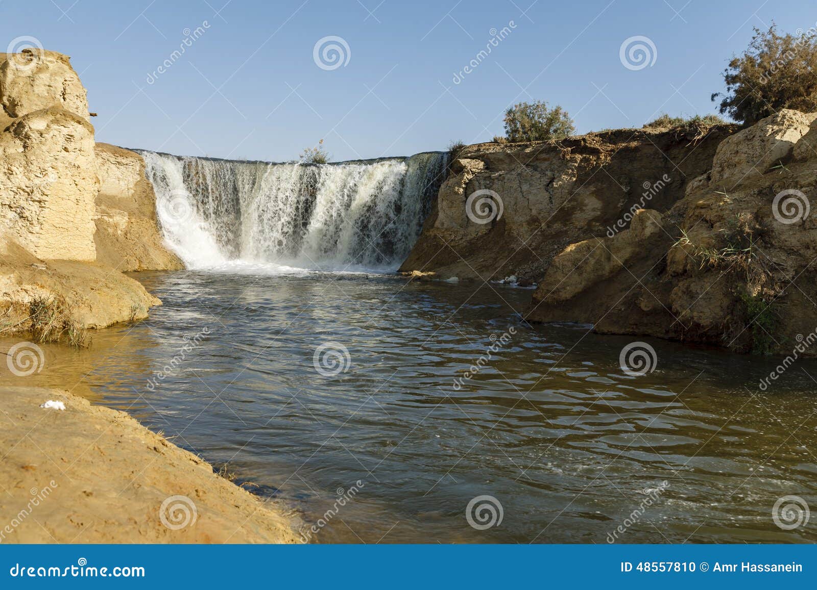 Wadi El-Rayan Waterfalls. O vale de Wadi El-Rayan estica em uma área de 1759 km2, 113 km2 de que é o corpo de dominação da água de lagos wadi El-Rayan Aproximadamente 65 quilômetros a sudoeste da cidade de Faiyum e 80 quilômetros a oeste de Nile River O barranco foi usado para conter lagos sintéticos da drenagem agrícola que fez uma reserva dos dois Wadi El-Rayan Lakes separado A reserva é composta de: Uns 50 lago de 90 km2-Upper, 62