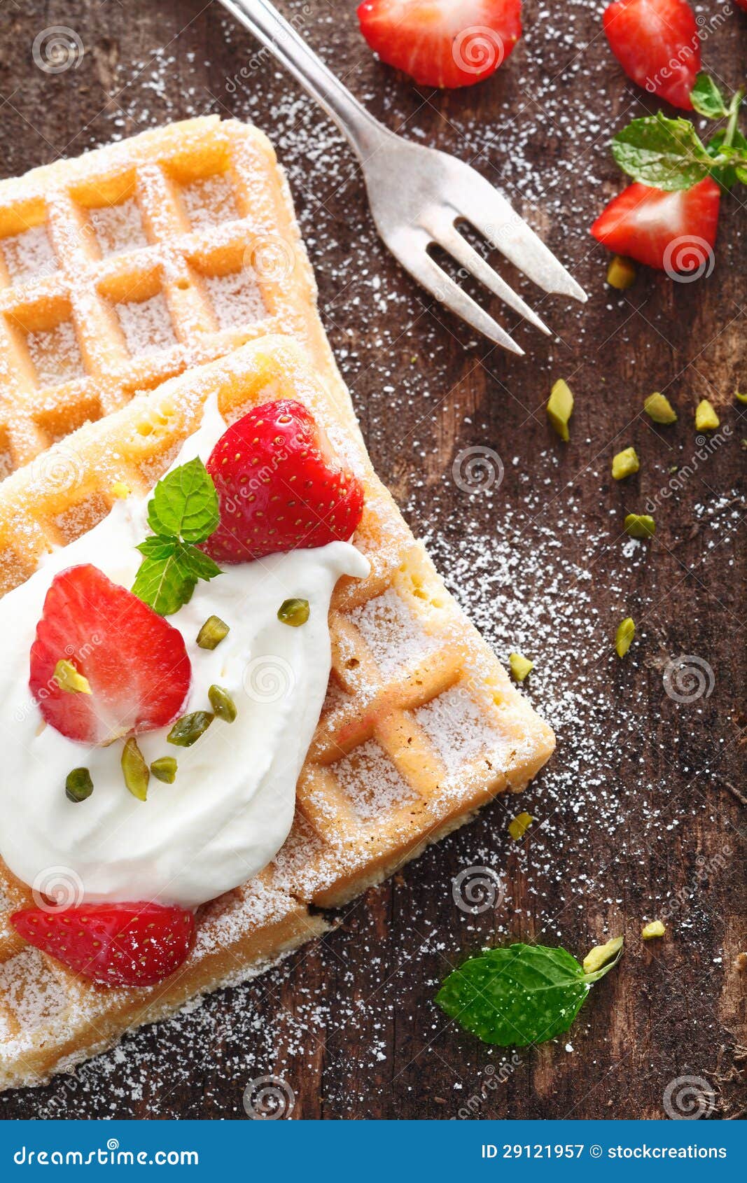 Waffel Und Erdbeeren Mit Creme Stockbild - Bild von frisch, erfrischung ...