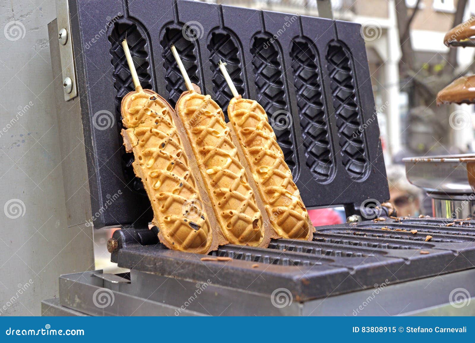 Waffle E Hotdog No Alimento Da Rua Imagem de Stock Imagem de vara