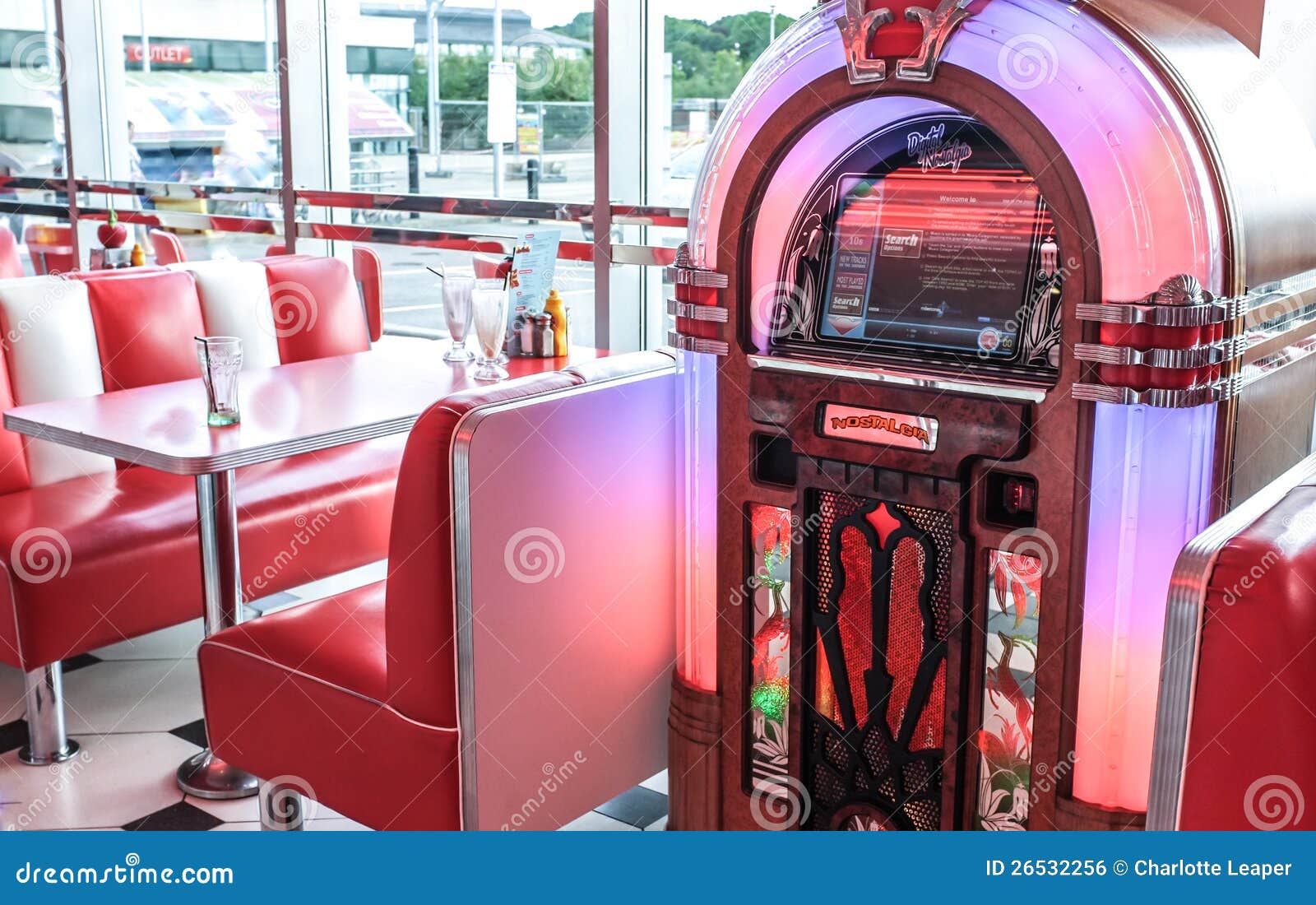 Wagon restaurant Américain Et Juke box De Rétro Cru Photo éditorial