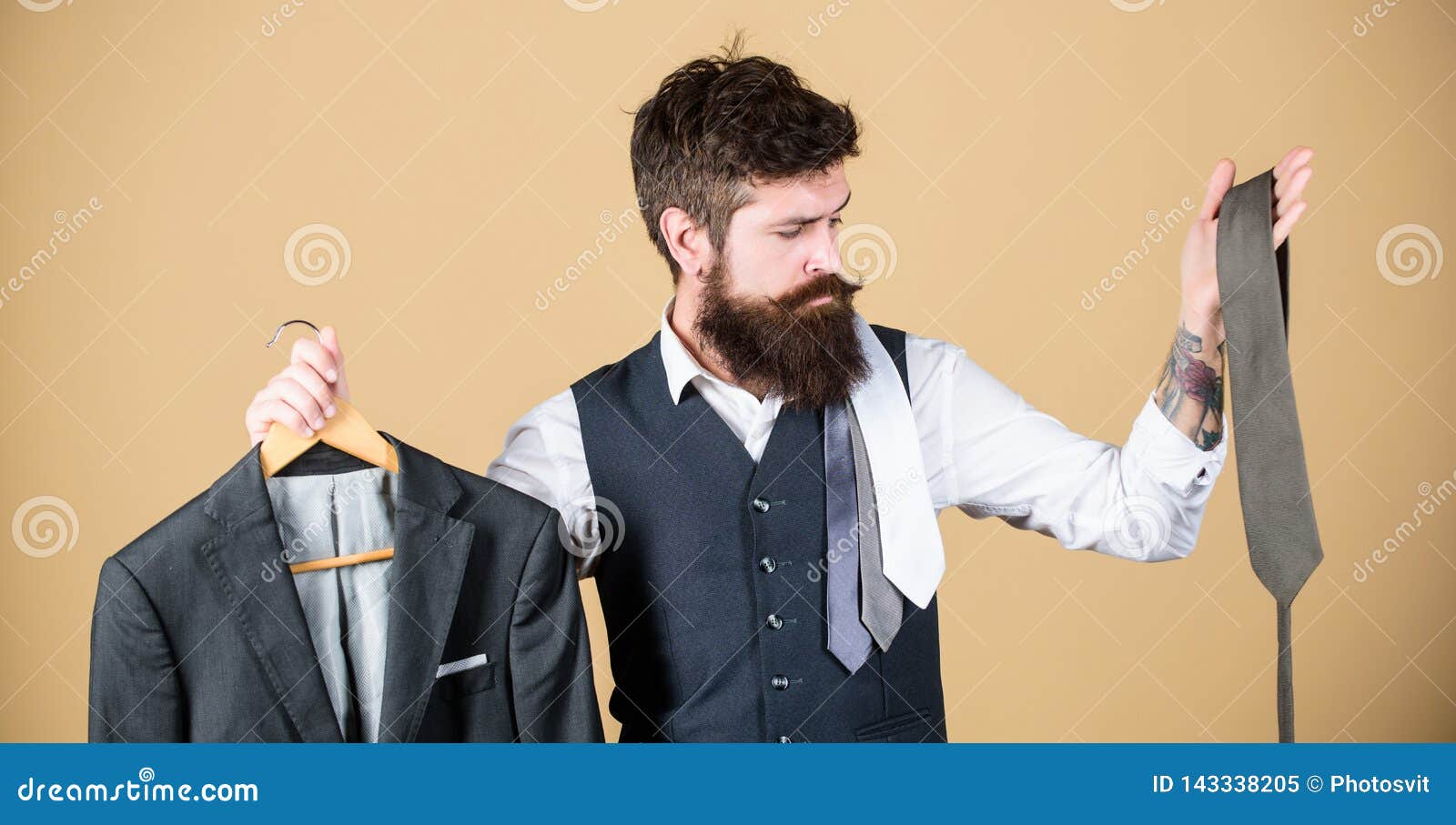 Wahl von Kleidung und von Zusätzen Hippie, der Einkaufswahl im Geschäft trifft Geschäftsmann, der Krawatte, auserlesenes Konzept wählt Zusammenpassende Bindungsfarbe des bärtigen Mannes, zum der Jacke im Speicher zu entsprechen Dieses ist eine gute Wahl