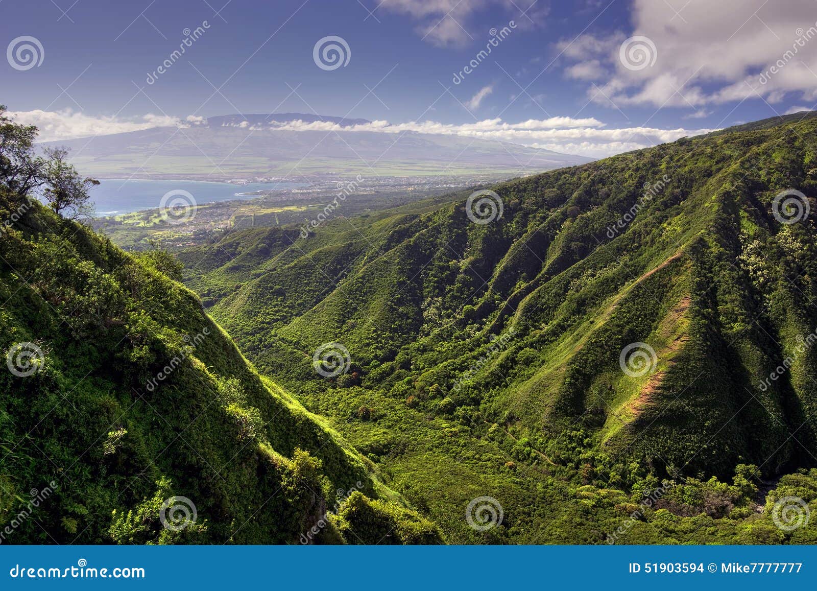 Visión desde Waihee Ridge Trail, sobre la mirada de Kahului y de Haleakala, Maui, Hawaii