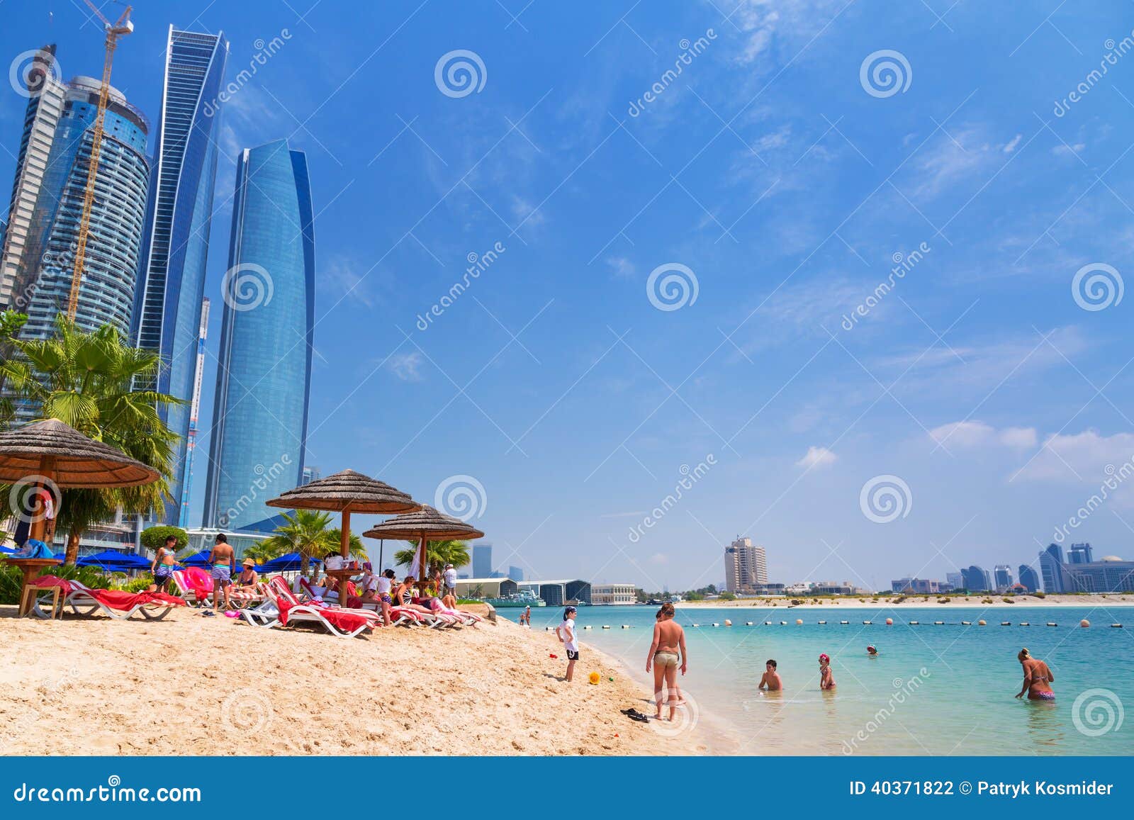 Wakacje na plaży w Abu Dhabi. ABU DHABI, UAE - MARZEC 28: Ludzie odpoczywa na plaży Khalidiya pałac Rotana na Marzec 28, 2014, UAE. Rotana Hotel Korporacja 85 własność w 26 miastach wokoło Środkowy Wschód i Afryka.