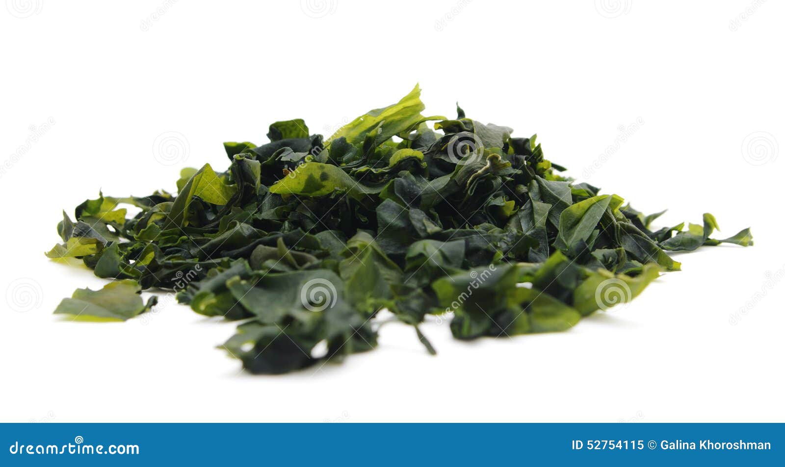 Wakame dell'alga (lat Undaria pinnatifida). Wakame secco dell'alga (lat Undaria pinnatifida) su bianco isolato