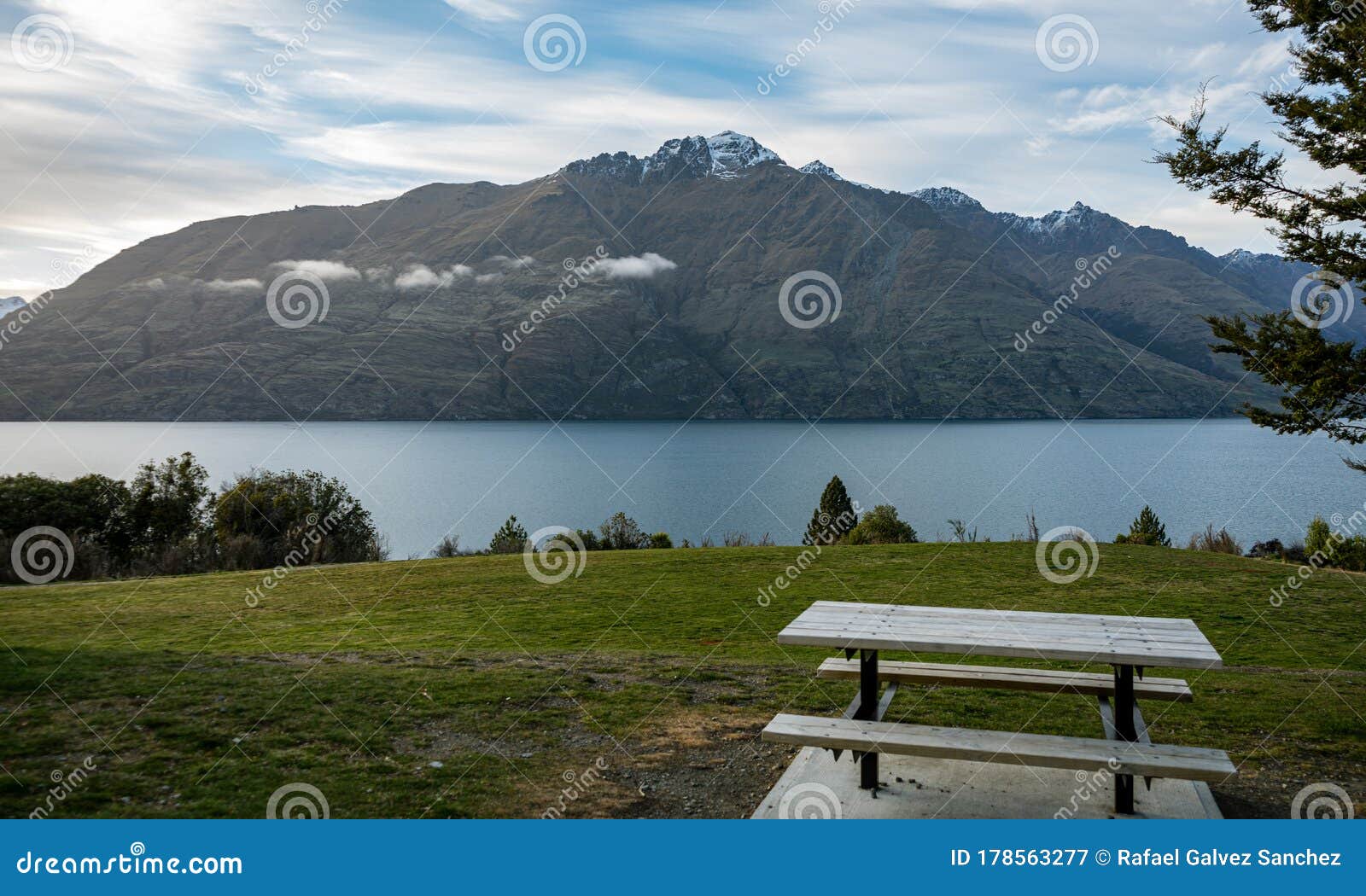 Wakatipu湖和雪山背景中的乡村桌的美丽景色库存图片 图片包括有旅游业 室外 环境 天空 Wakatipu湖和雪山背景中的乡村桌的美丽景色库存图片 图片包括有旅游业 室外 环境 天空