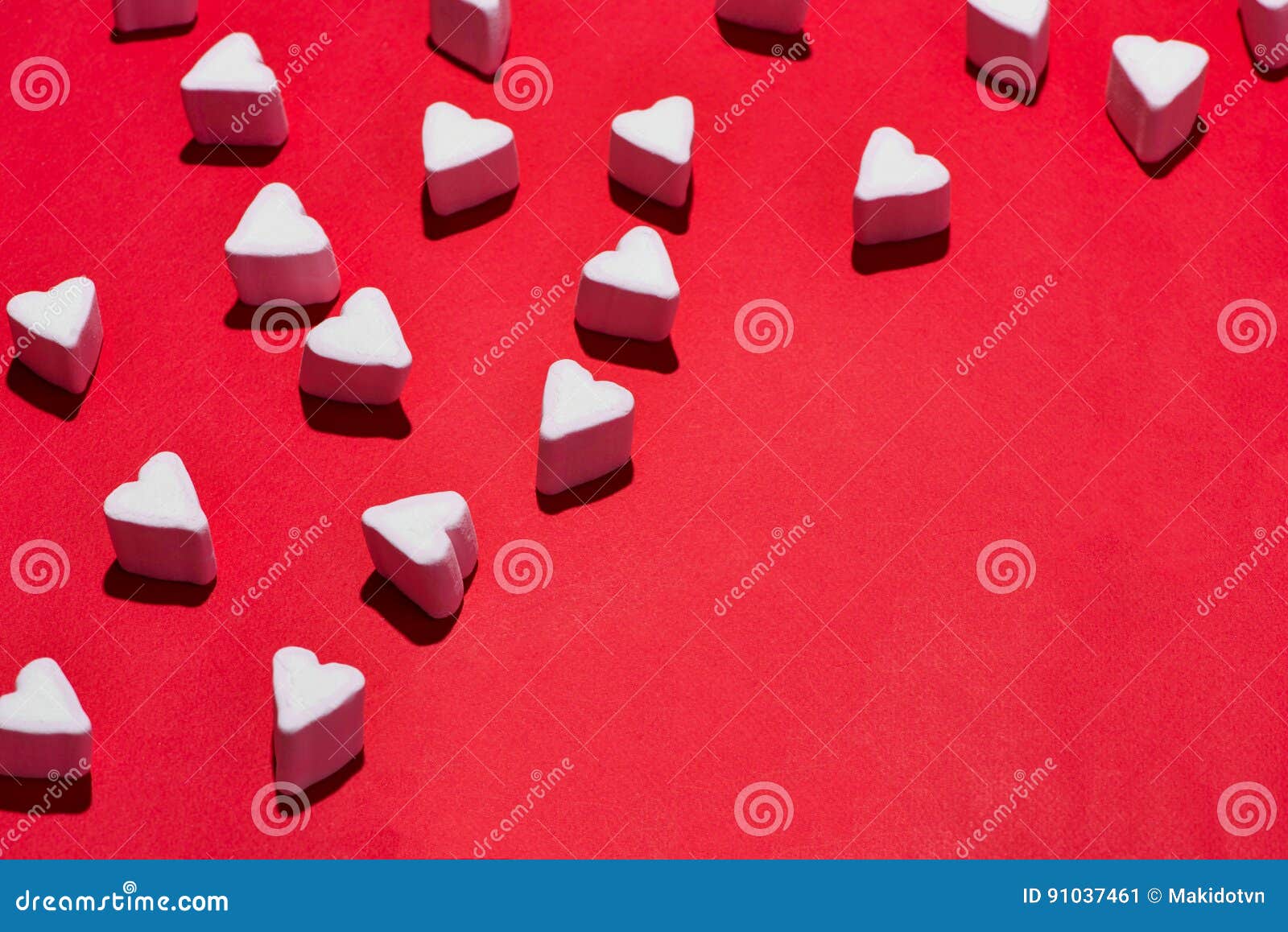 Walentynka dnia cukierku serc marshmallows nad czerwonym tłem