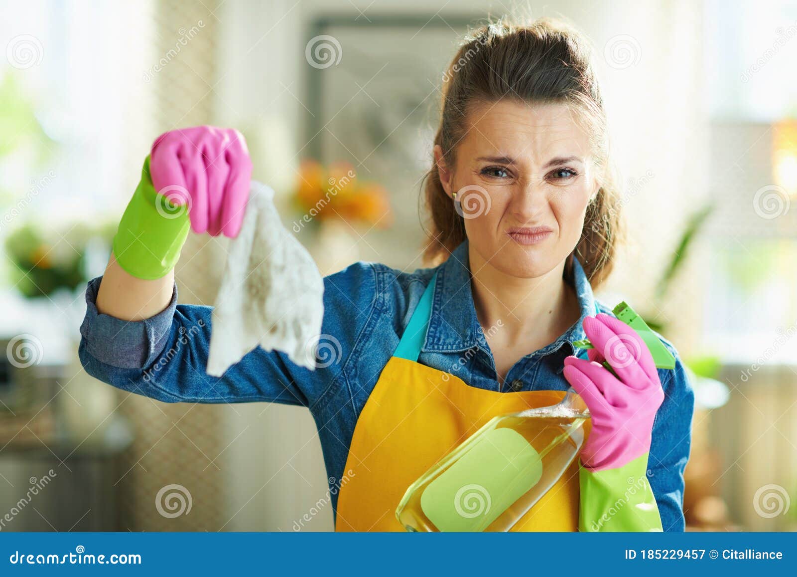 Walgelijke Vrouw Met Schoonmaakmiddel Met Vuile Natte Veeg Stock Afbeelding - Image Of Fles, Reiniging: 185229457