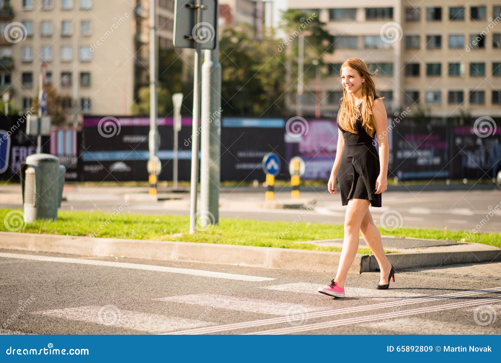 Гуляет по улице без. Прогулка ноги. Гулять на улице. Walking Street русские девушки. Запутанный прогулок на улице.