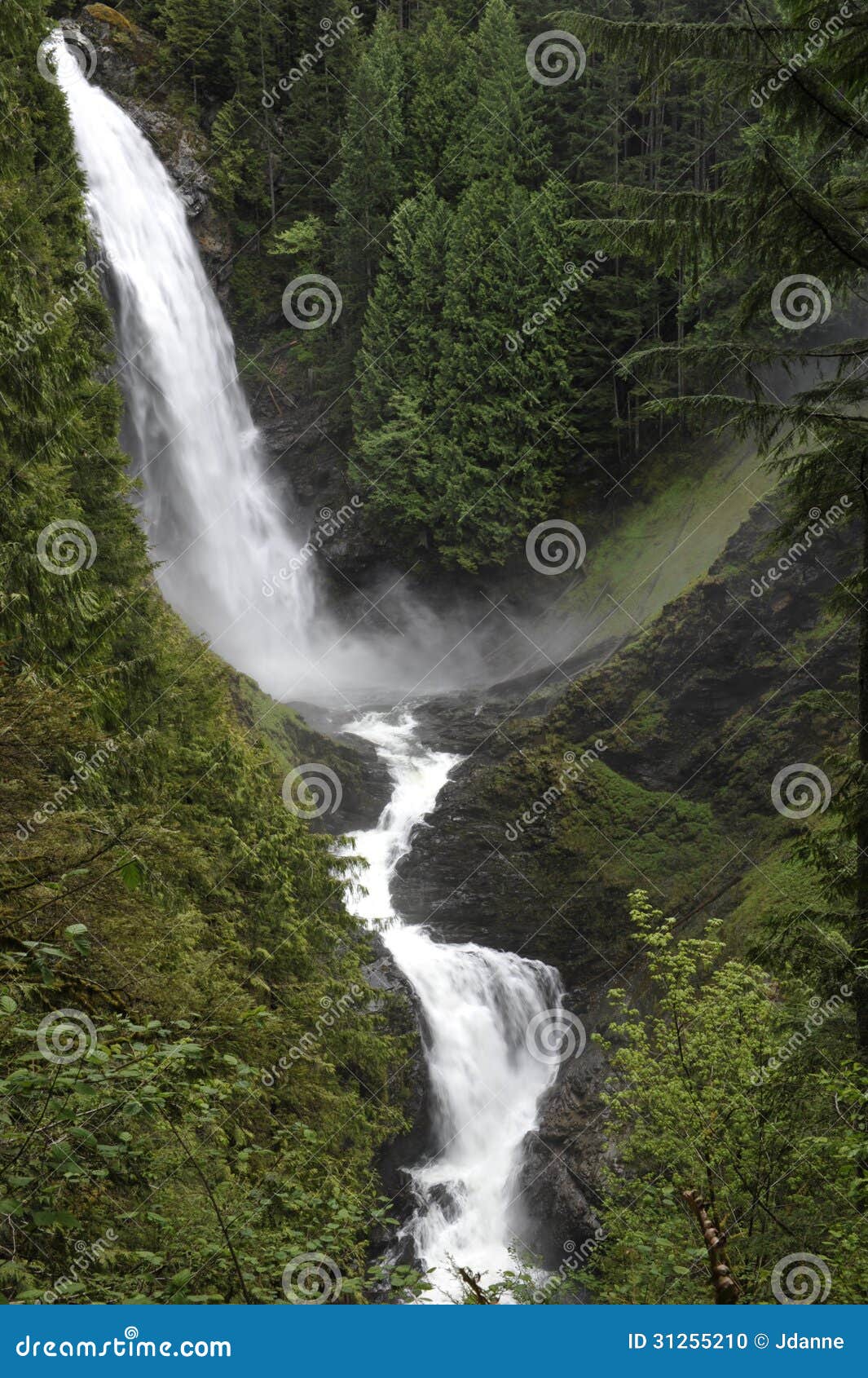 Wallace Falls State Park foto de archivo. Imagen de profundamente