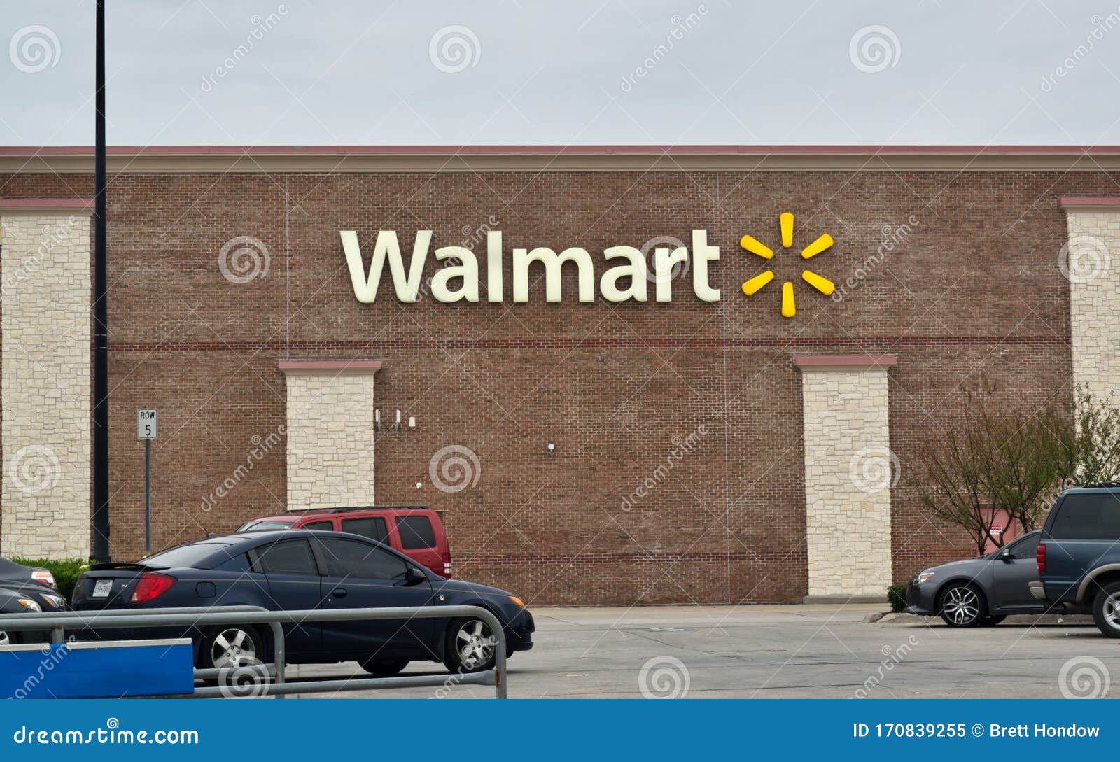 Walmart Supercenter editorial photography. Image of interior - 162095172