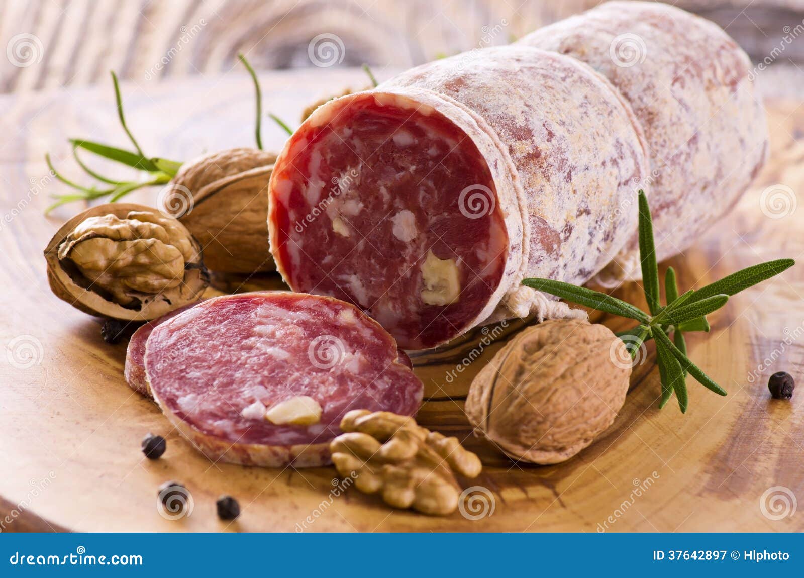 WalnussSalami stockbild. Bild von halb, italien, nahaufnahme 37642897
