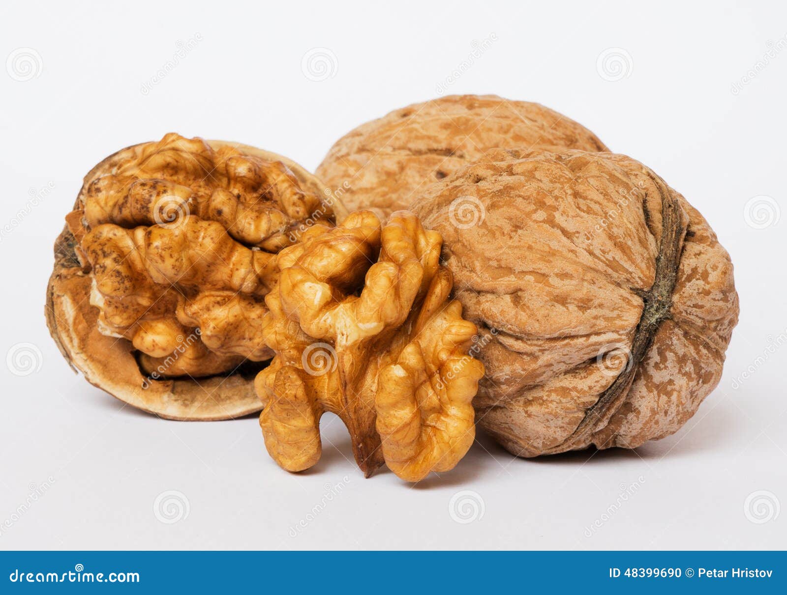 Walnüsse. Healthy Persian walnut on white.