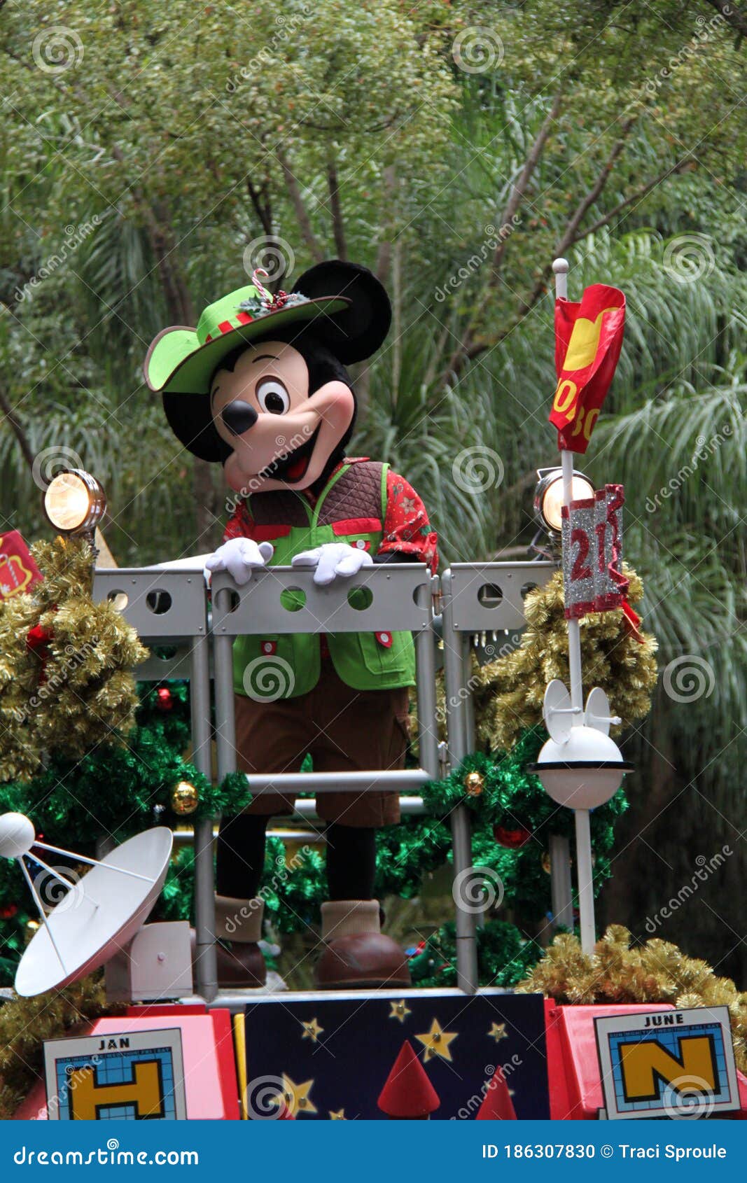 Walt Disney World Animal Kingdom Parade Mickey Mouse Safari Editorial Image  - Image of theme, christmas: 186307830