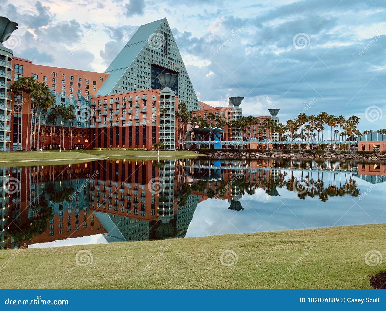 Walt Disney World Dolphin Hotel Reflection Editorial Stock Image Image Of Cloudy Hotel