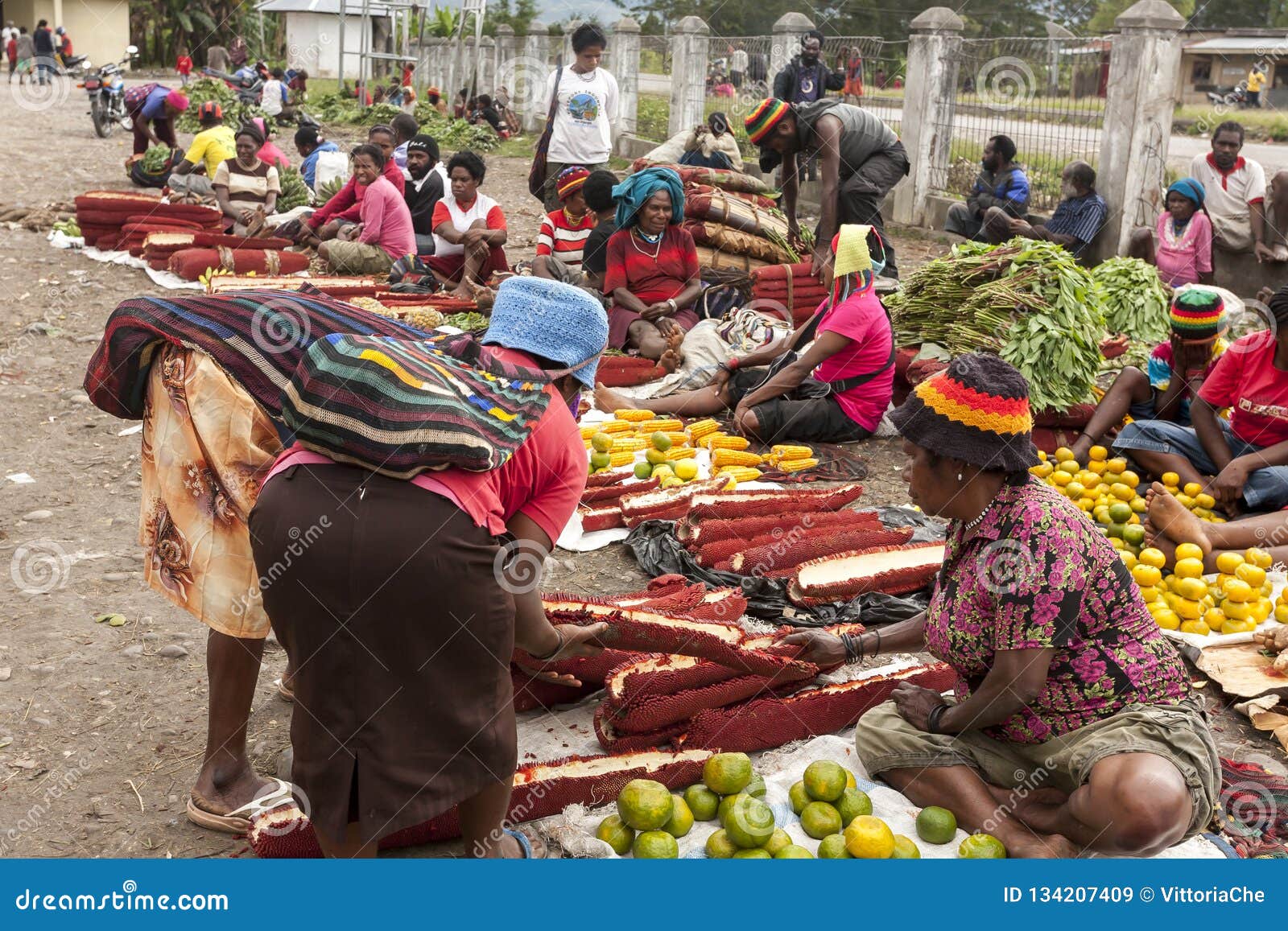 Wamena, Indonesien - 9. Januar 2010: Leute Sind Am Lokalen Markt Von