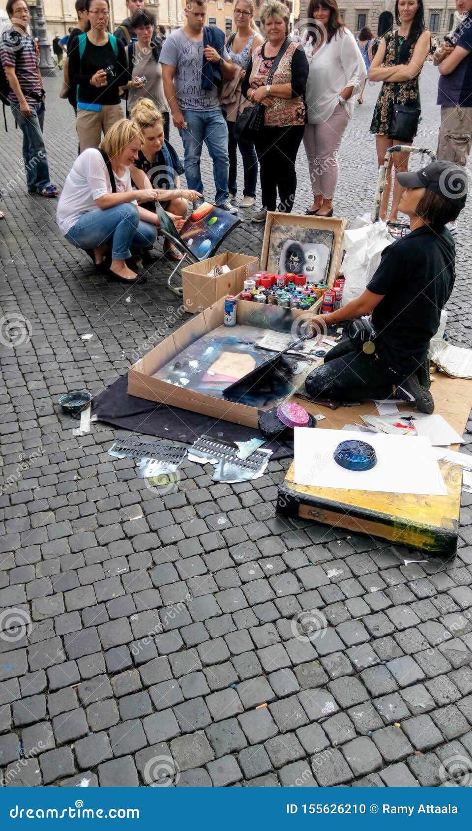 Wand Der Stra?en-Art Eine Begabte Frau Zeigt Ihrem Publikum Stolz Ihre