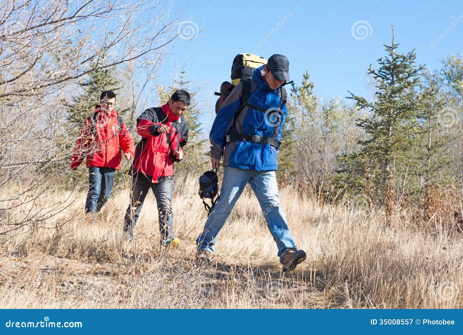 Wanderer. Eine Gruppe von Personen mit Rucksäcken gehend entlang die Straße.