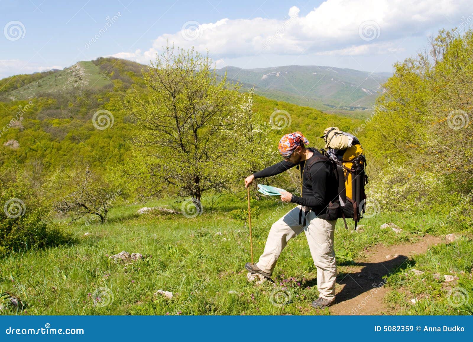 Wanderer. Aktive Leute - Person, die eine Klippe steigt