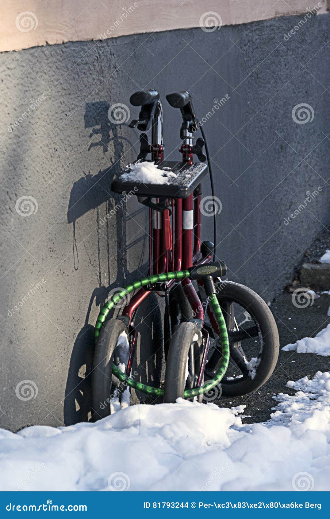 Ein Wanderer im Schnee eine Kälte winterday