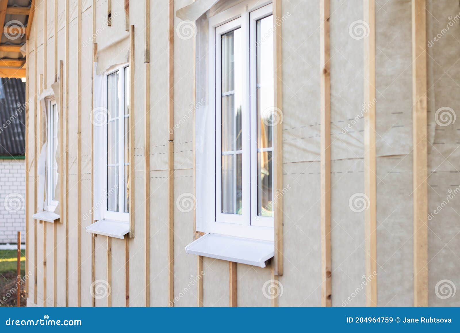 Wandgiebel Im Bau Eines Hauses Mit Vertikalen Strahlen Der Fenster Und  Einer Schutzfolie Membran Für Wandumhüllung Stockbild - Bild von vorstand,  sperre: 204964759