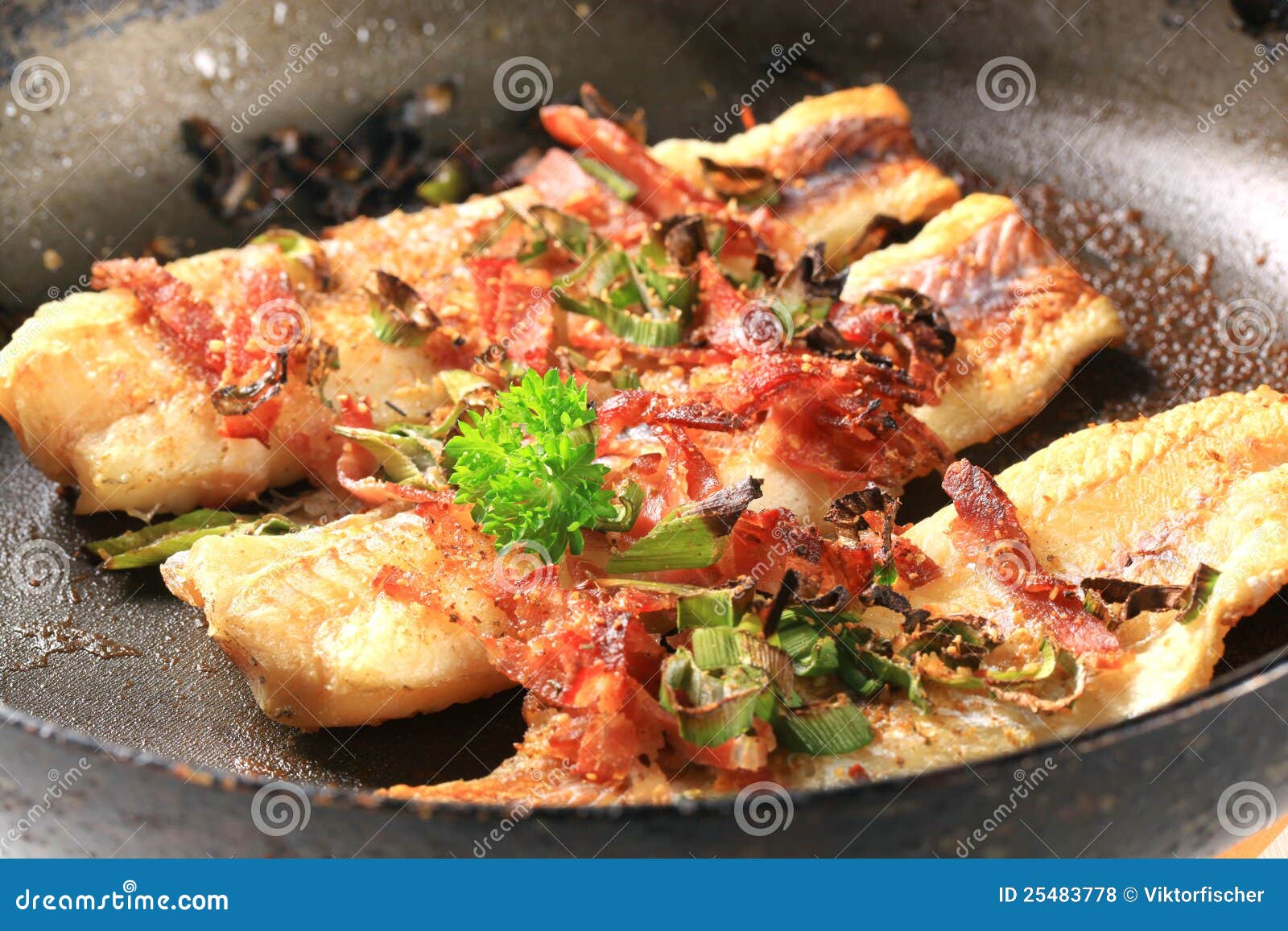 Wanne Gebratene Fischfilets Stockfoto - Bild von wels, seelachs: 25483778