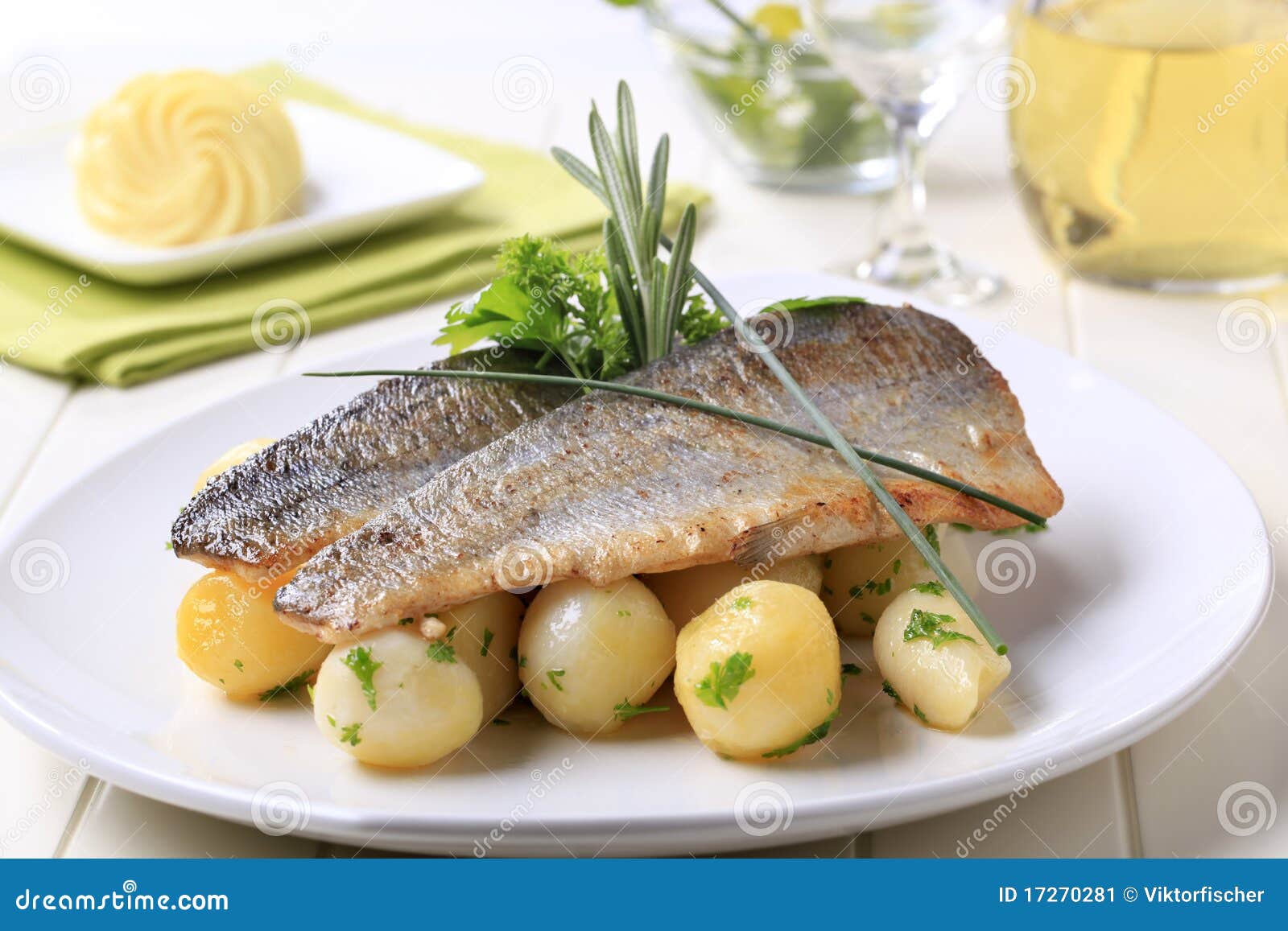Wanne Gebratene Forelle Mit Kartoffeln Stockbild - Bild von gebraten ...